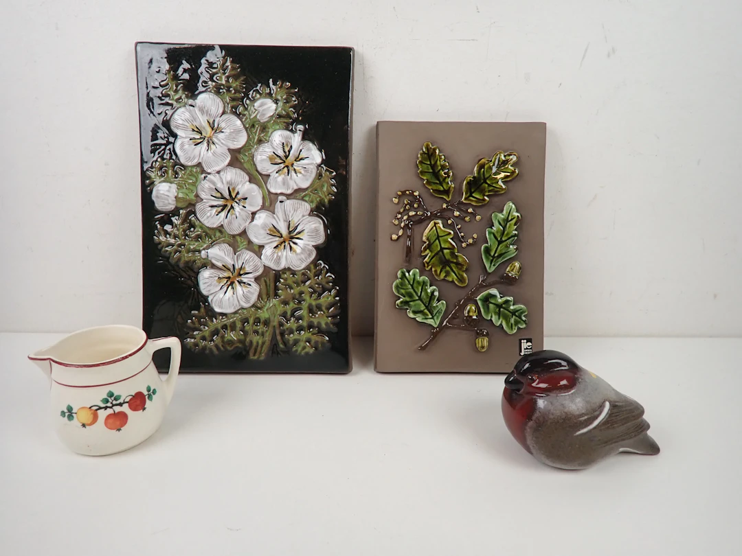 2 st KERAMIKTAVLOR Jie, FÅGEL, Nittsjö m m