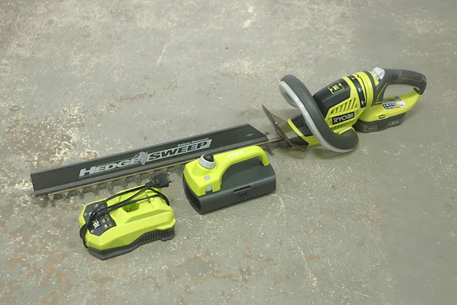 RYOBI HÄCKSAX MED TILLBEHÖR