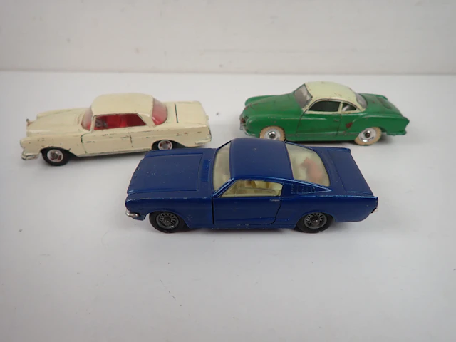 3 st LEKSAKSBILAR Dinky + Corgi Toys