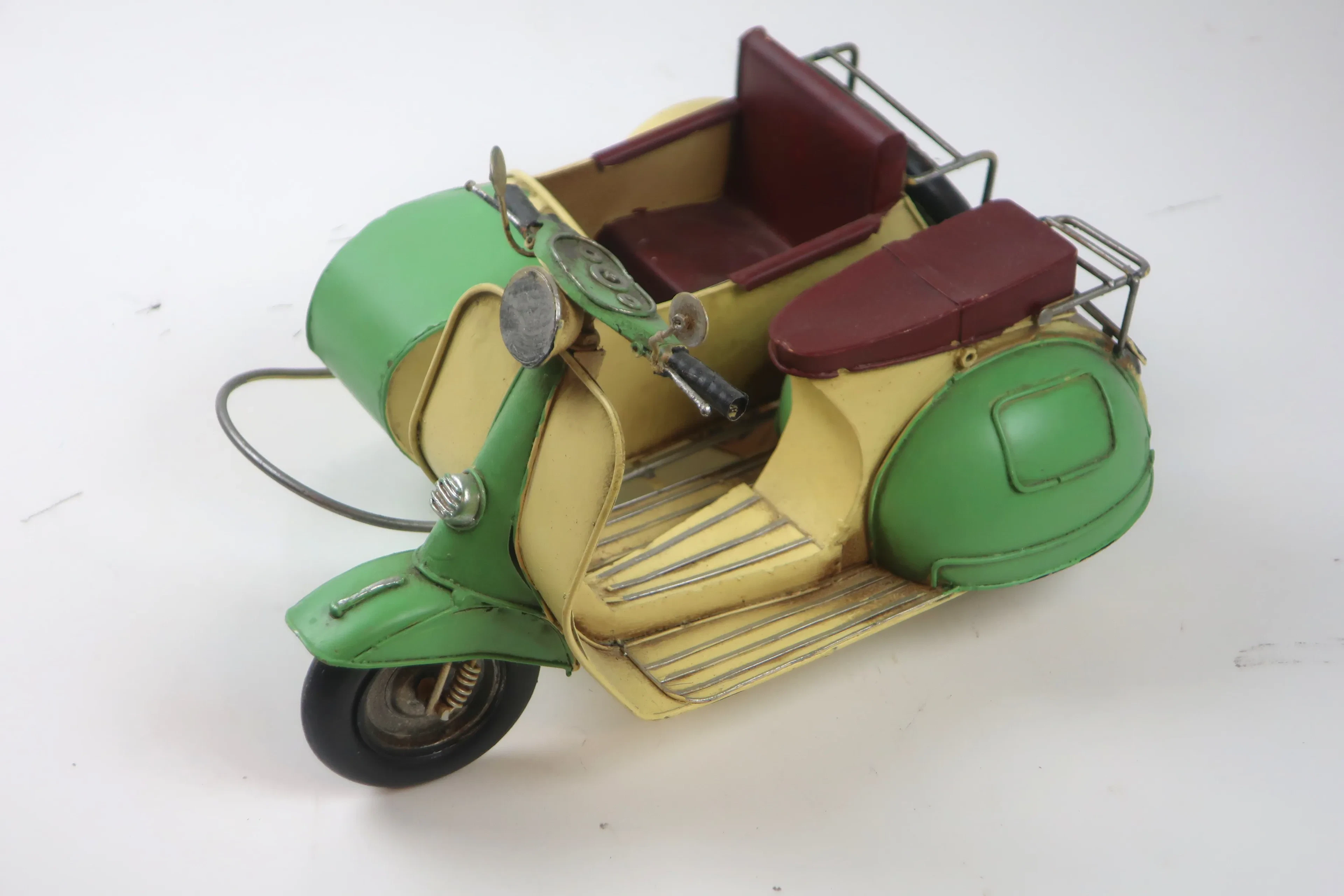 PLÅTMODELL. VESPA MED SIDOVAGN