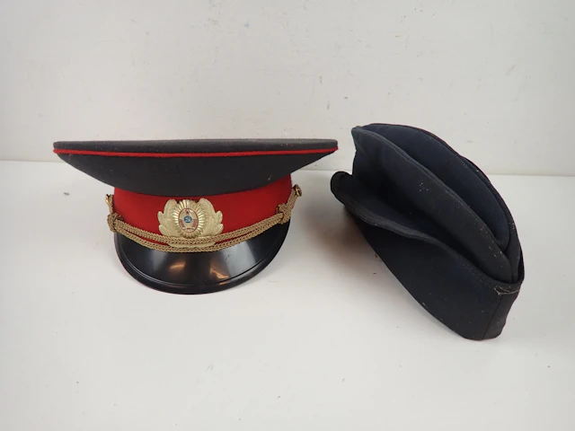 2 st MILITÄRA HUVUDBONADER