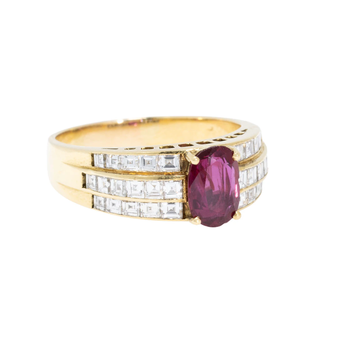 Ring mit Rubin und Diamantcarrées