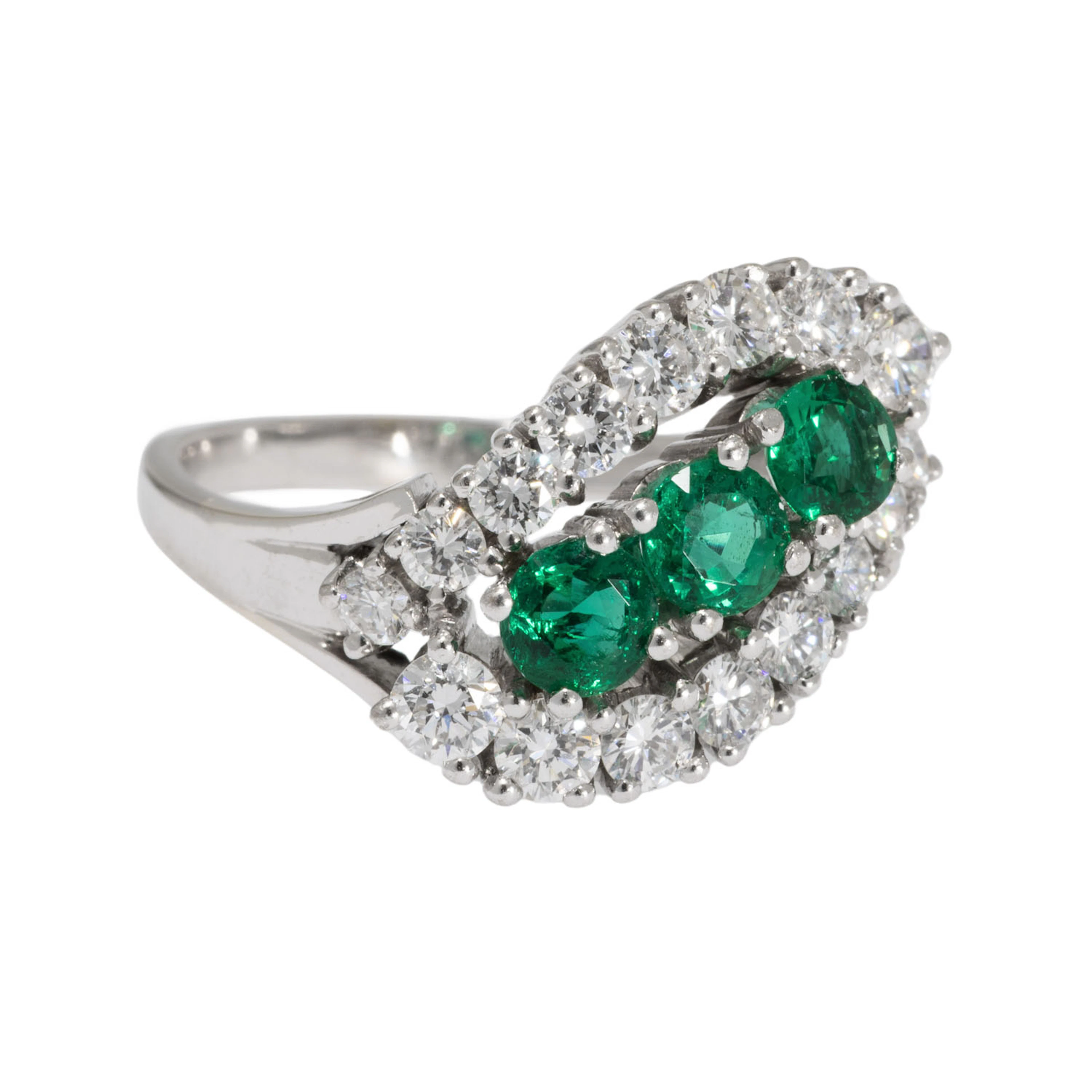 Ring mit 3 feinen Smaragden und 16 Brillanten