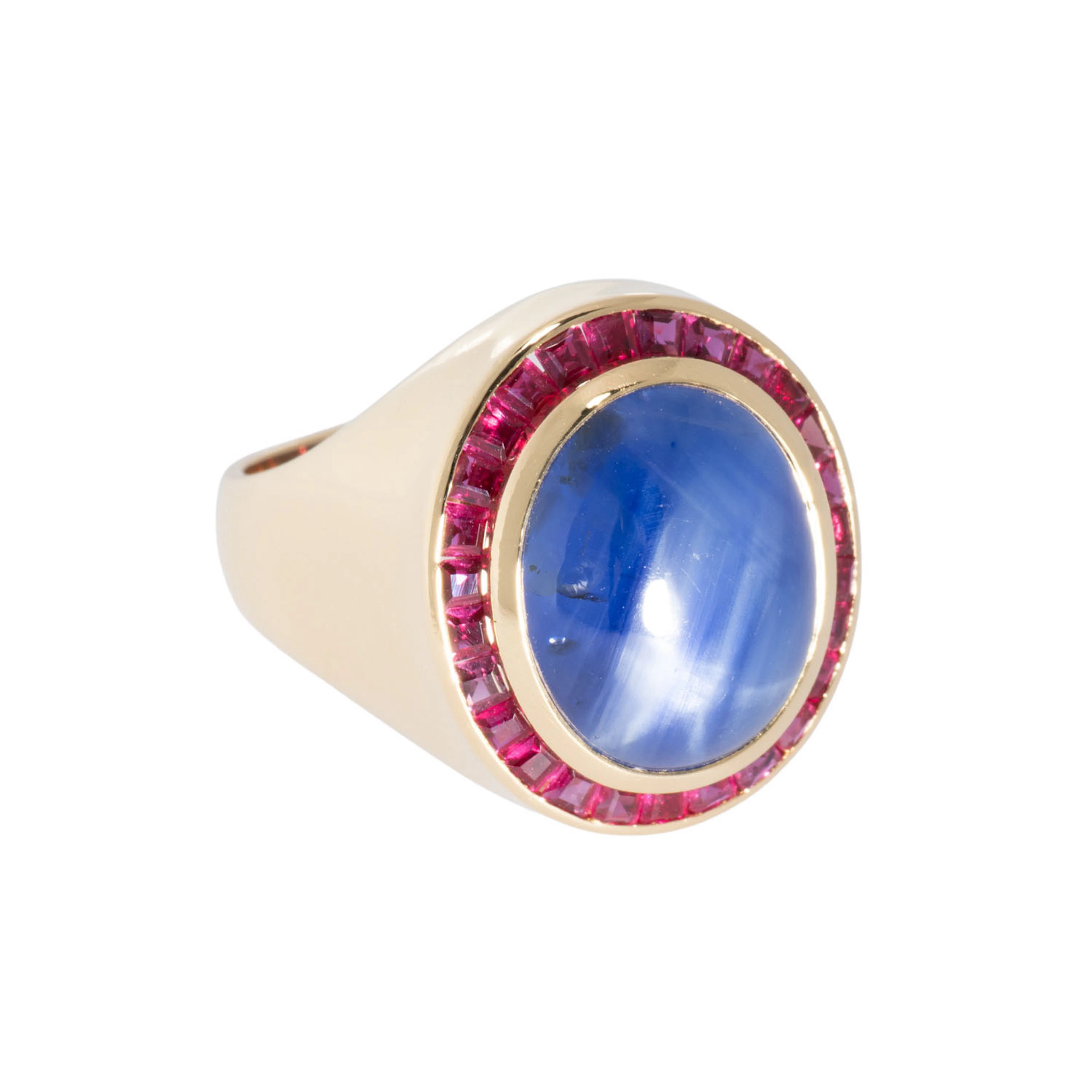 Ring mit ovalem Sternsaphir entouriert von Rubinen