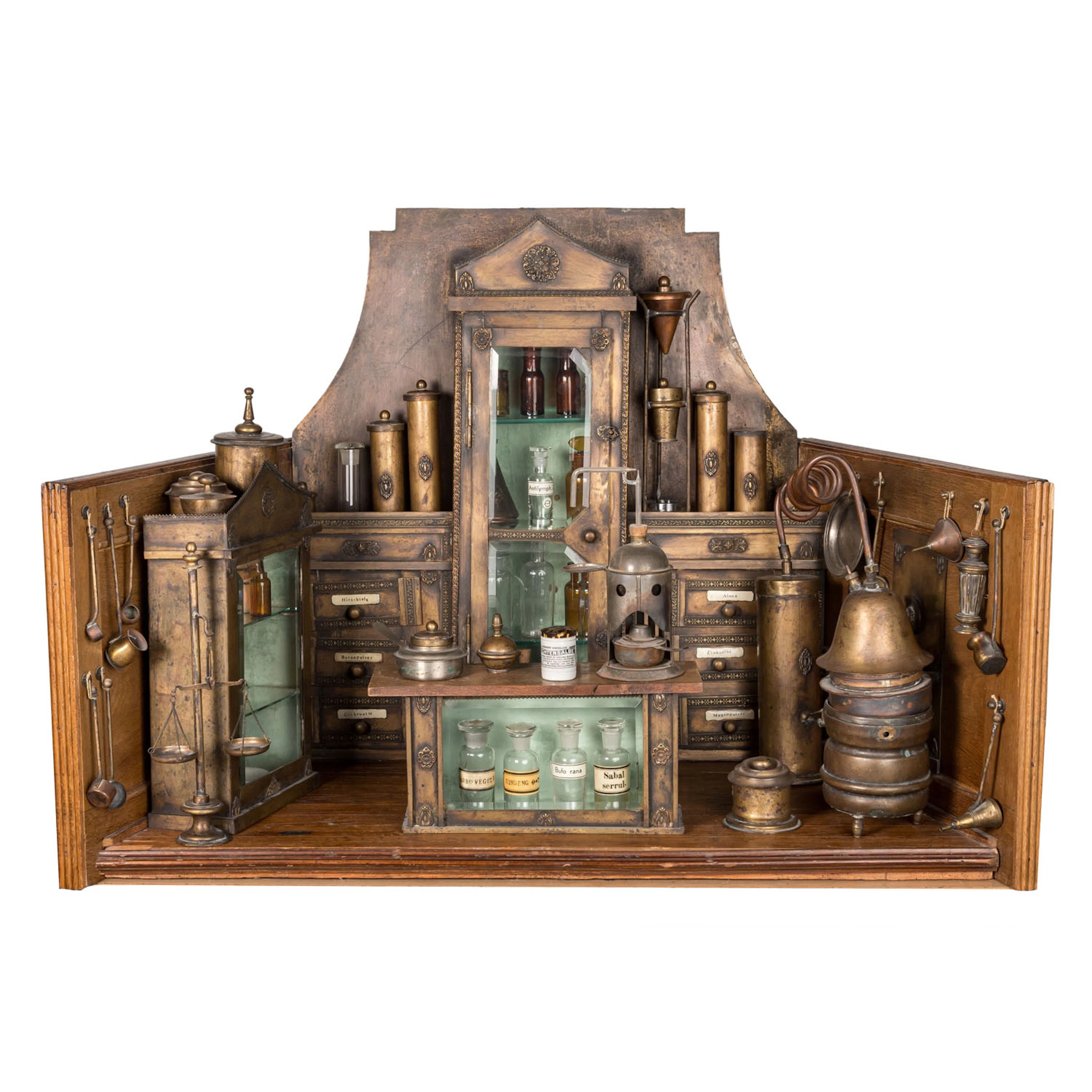Große Puppenapotheke, 20. Jh.