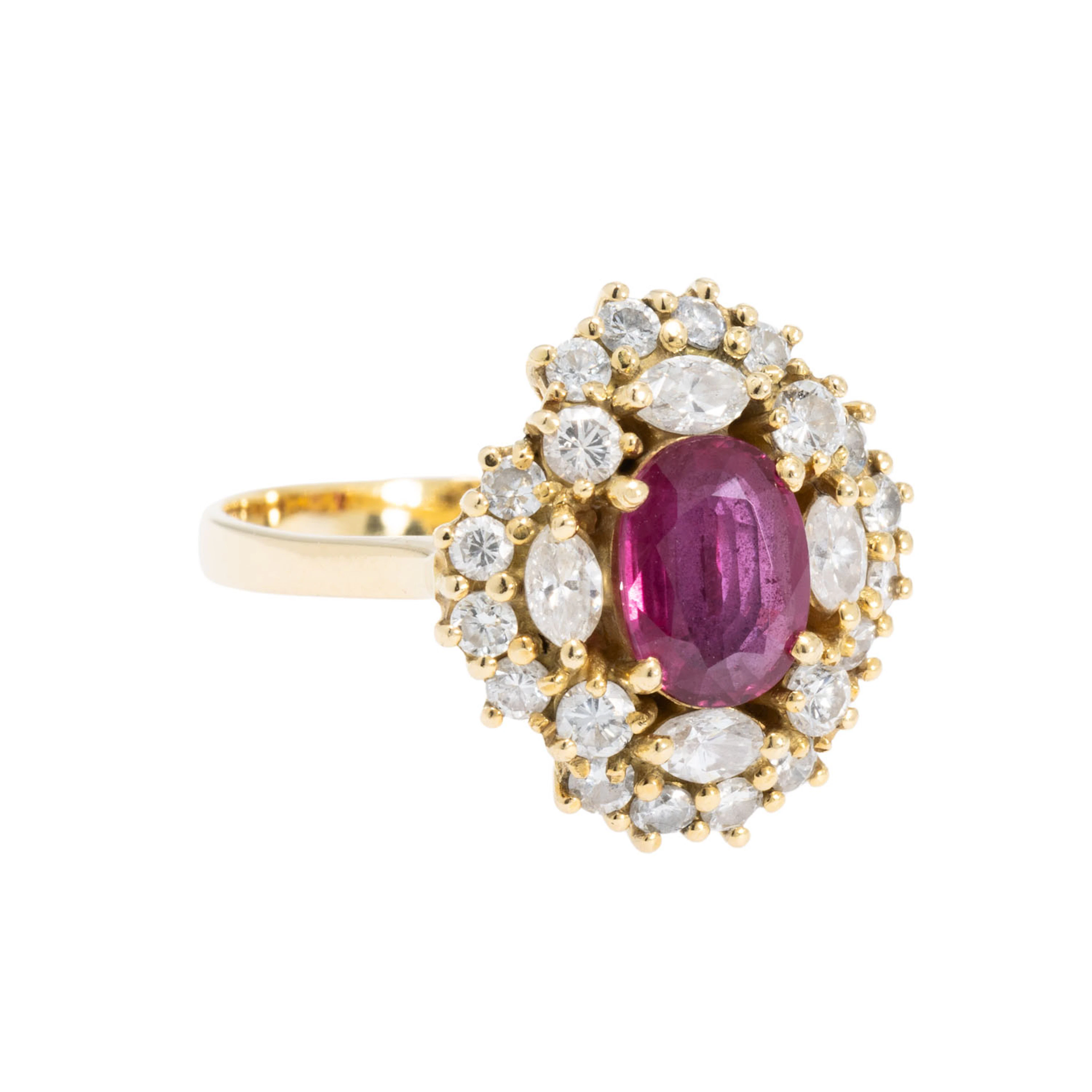 Ring mit Rubin und Diamanten