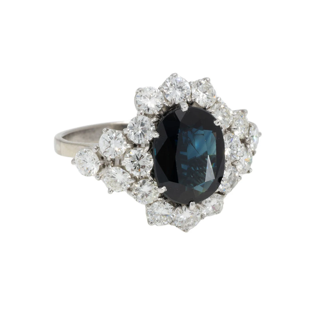 Ring mit dunkelblauem Saphir ca. 4 ct und Brillanten