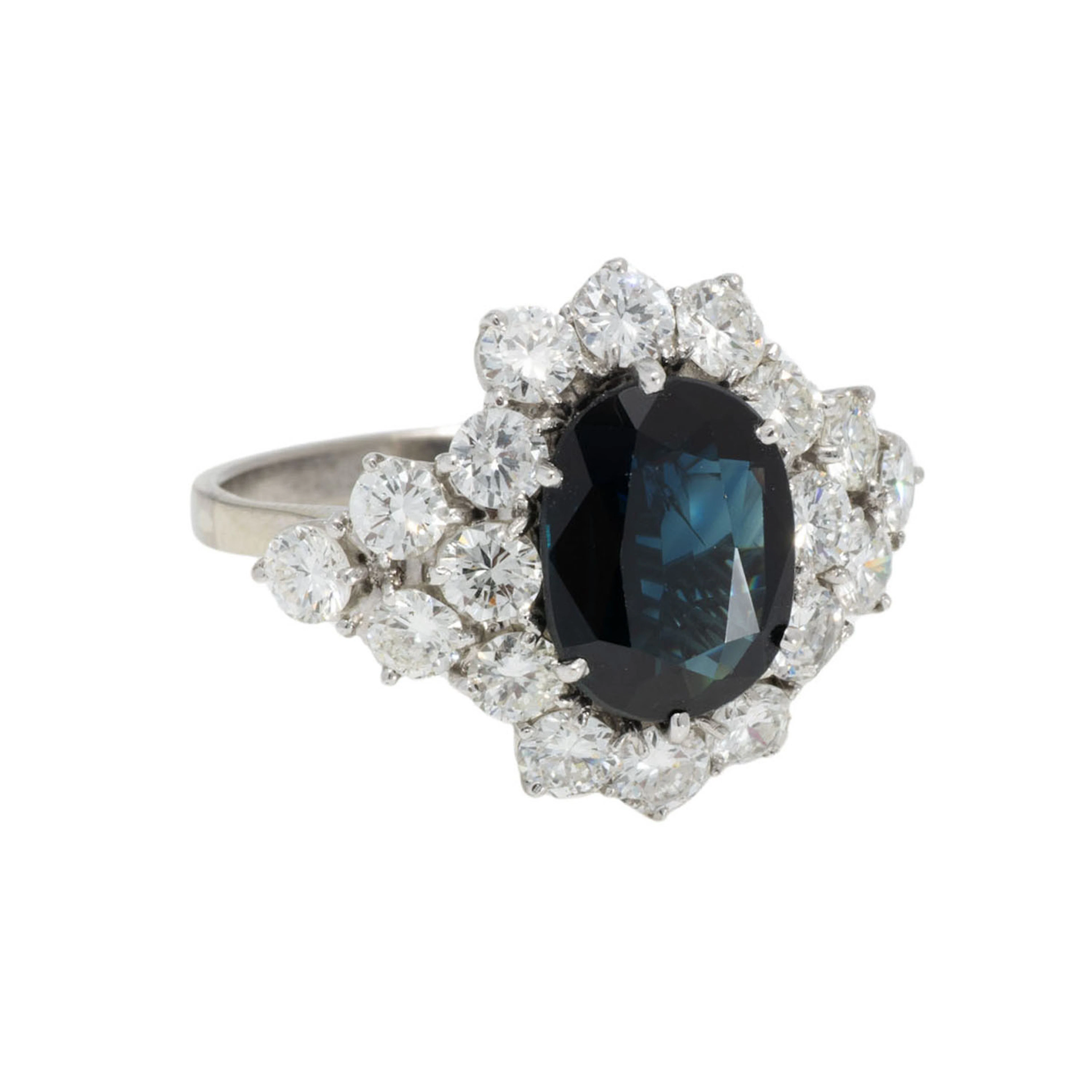 Ring mit dunkelblauem Saphir ca. 4 ct und Brillanten