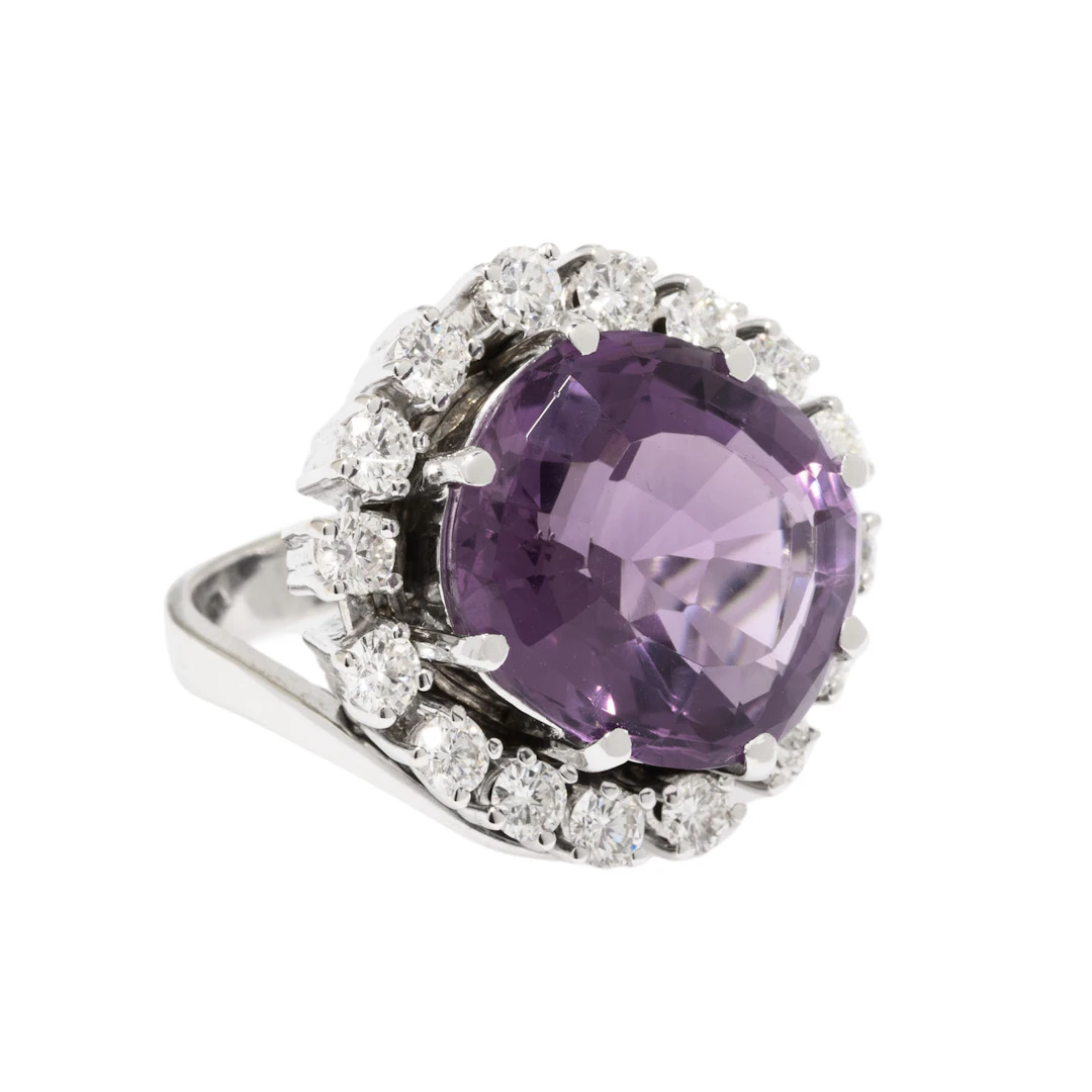 Ring mit Amethyst entouriert von Brillanten