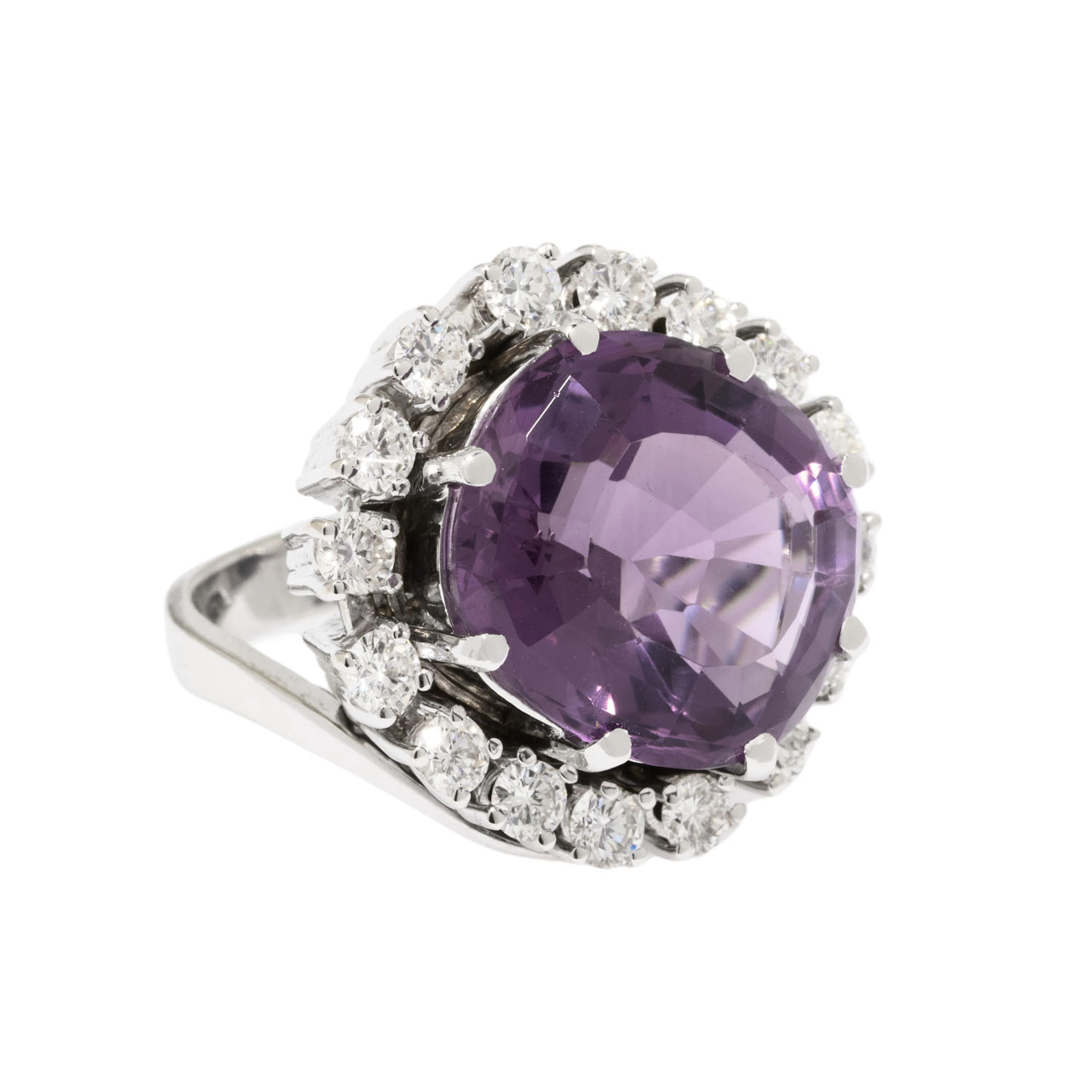 Ring mit Amethyst entouriert von Brillanten