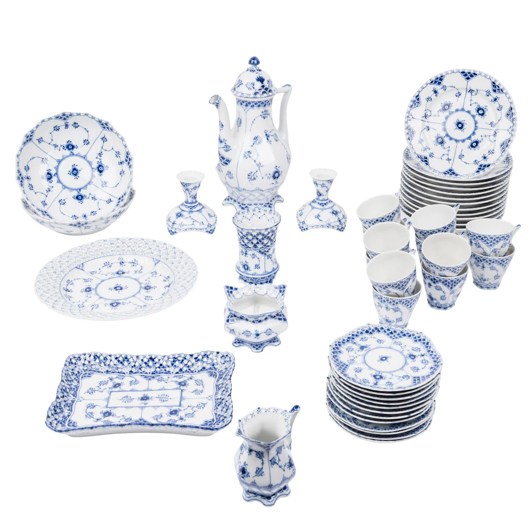 ROYAL COPENHAGEN 46-tlg. Kaffeeservice f. 12 Personen 'Musselmalet