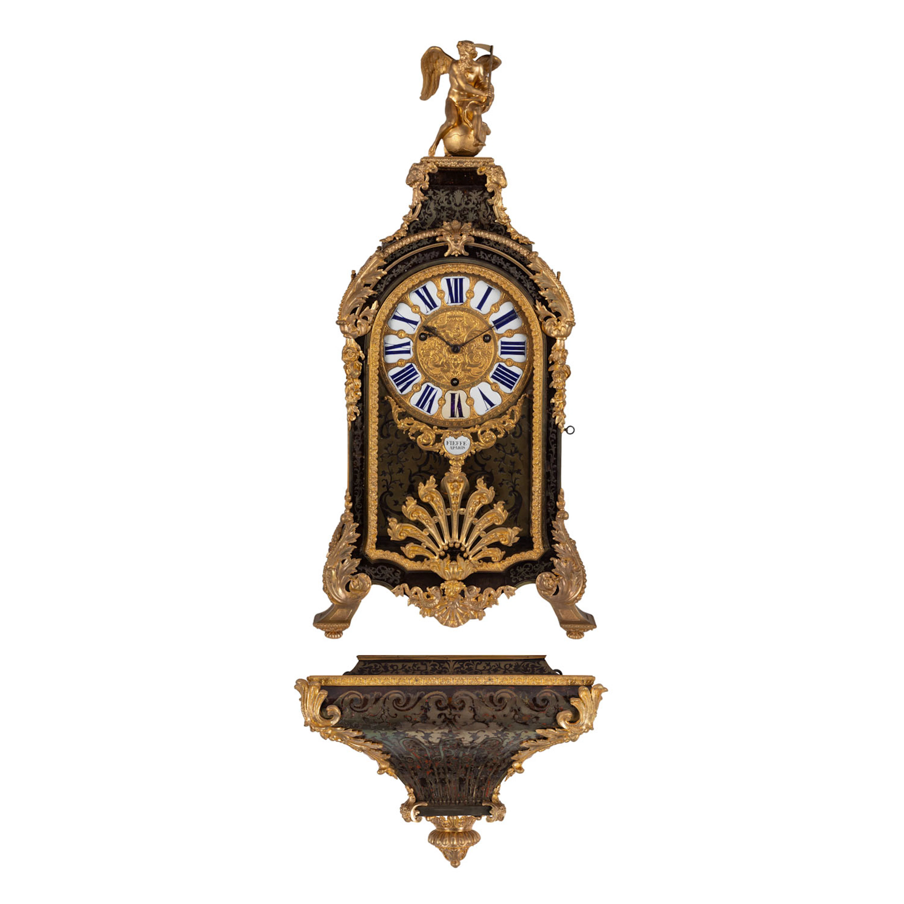GROßE LOUIS XV-BOULLE-PENDULE AUF SOCKEL MIT CHRONOS-BEKRÖNUNG