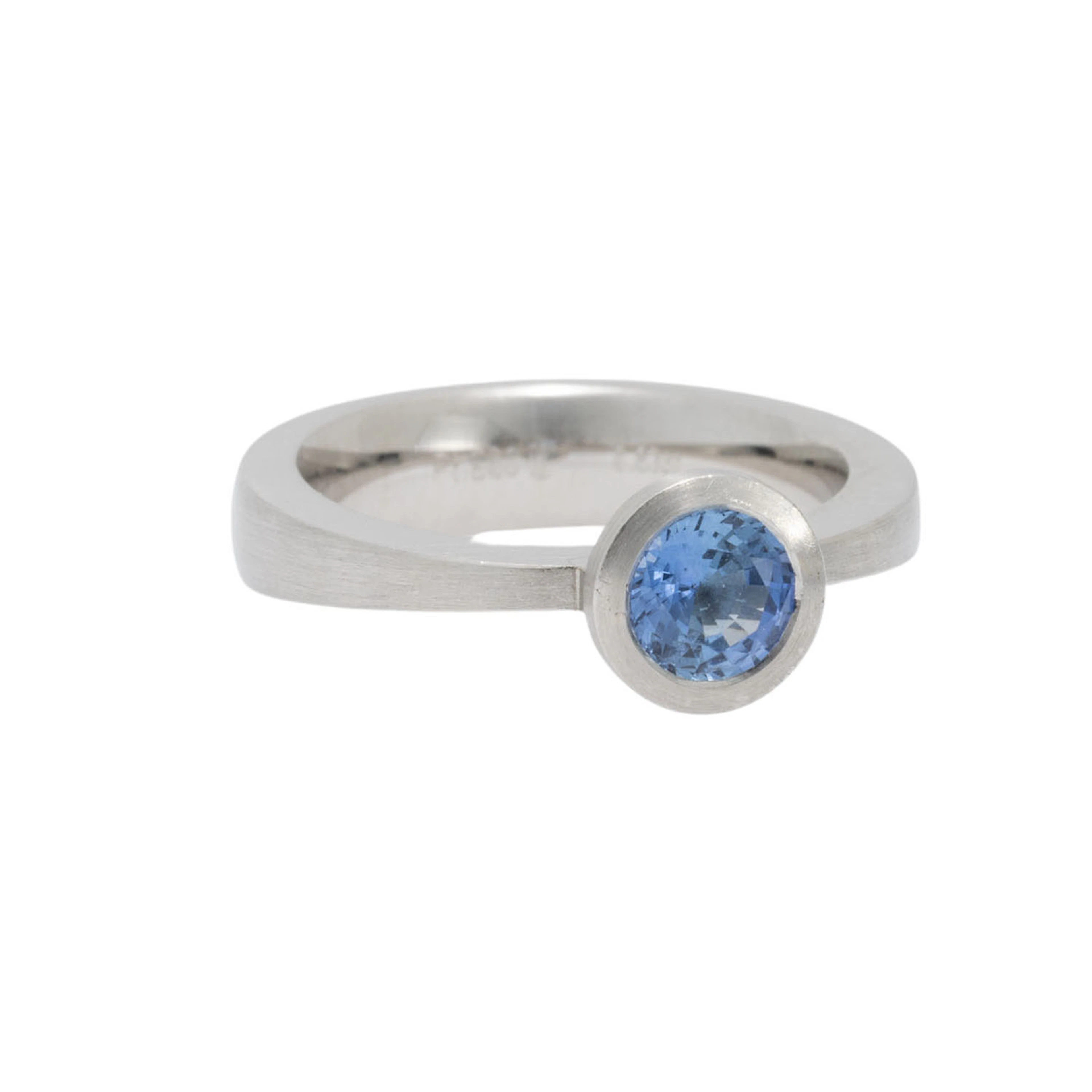 Ring mit hellblauem Saphir 0,92 ct (grav.)