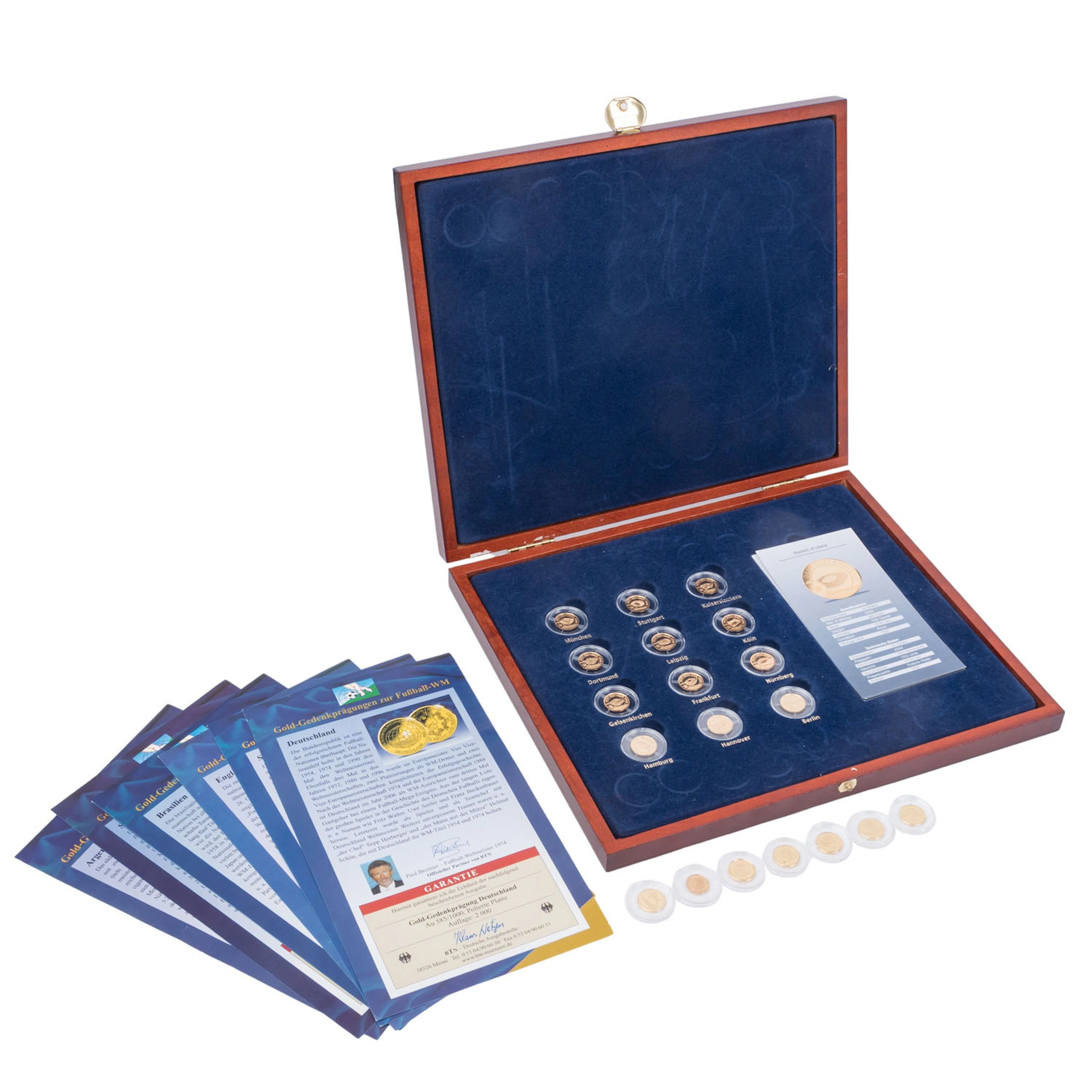 BRD/GOLD Sammlung aus 19 Münzen und Medaillen Fußball WM 2006, PP