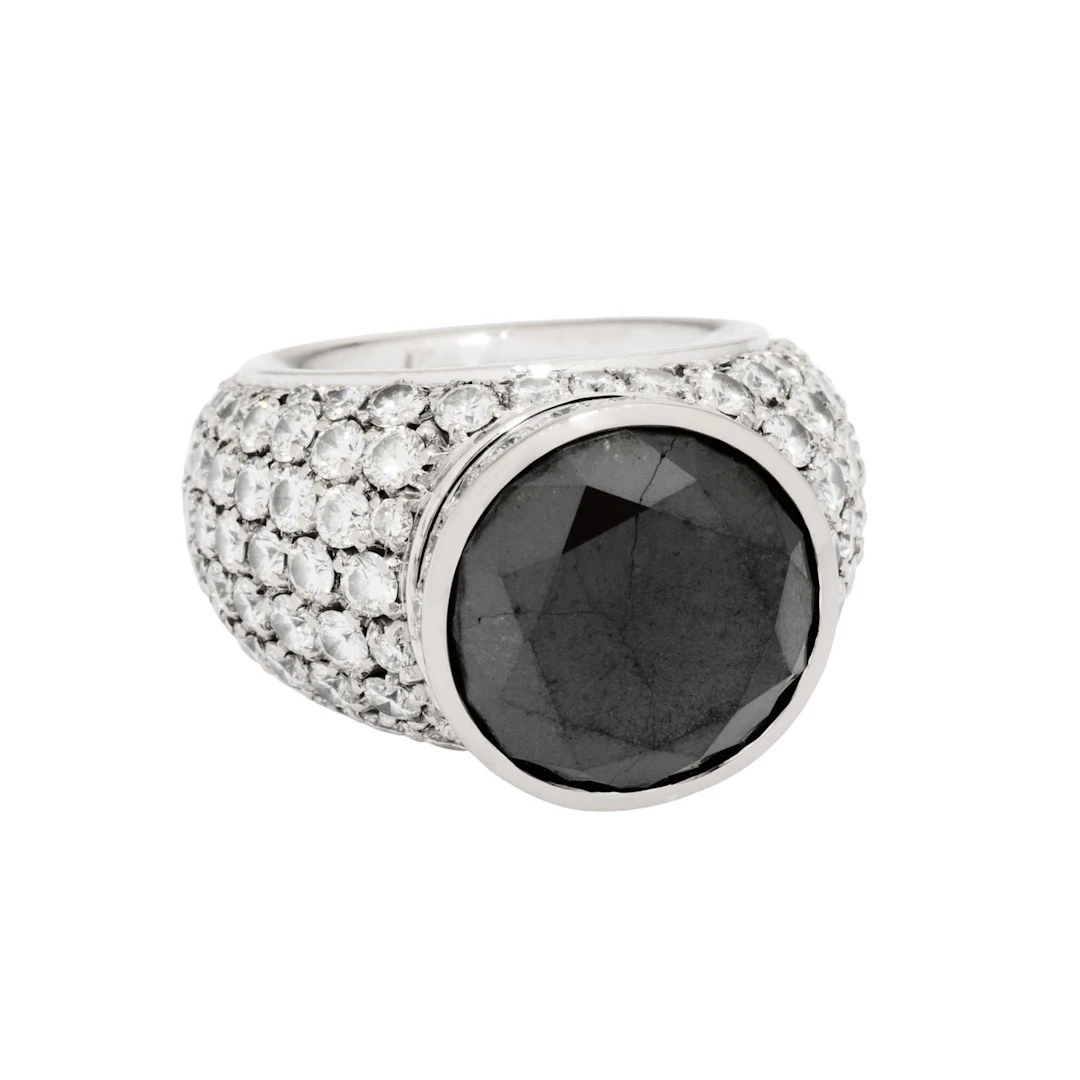 Ring mit großem Natural Fancy Black Diamant