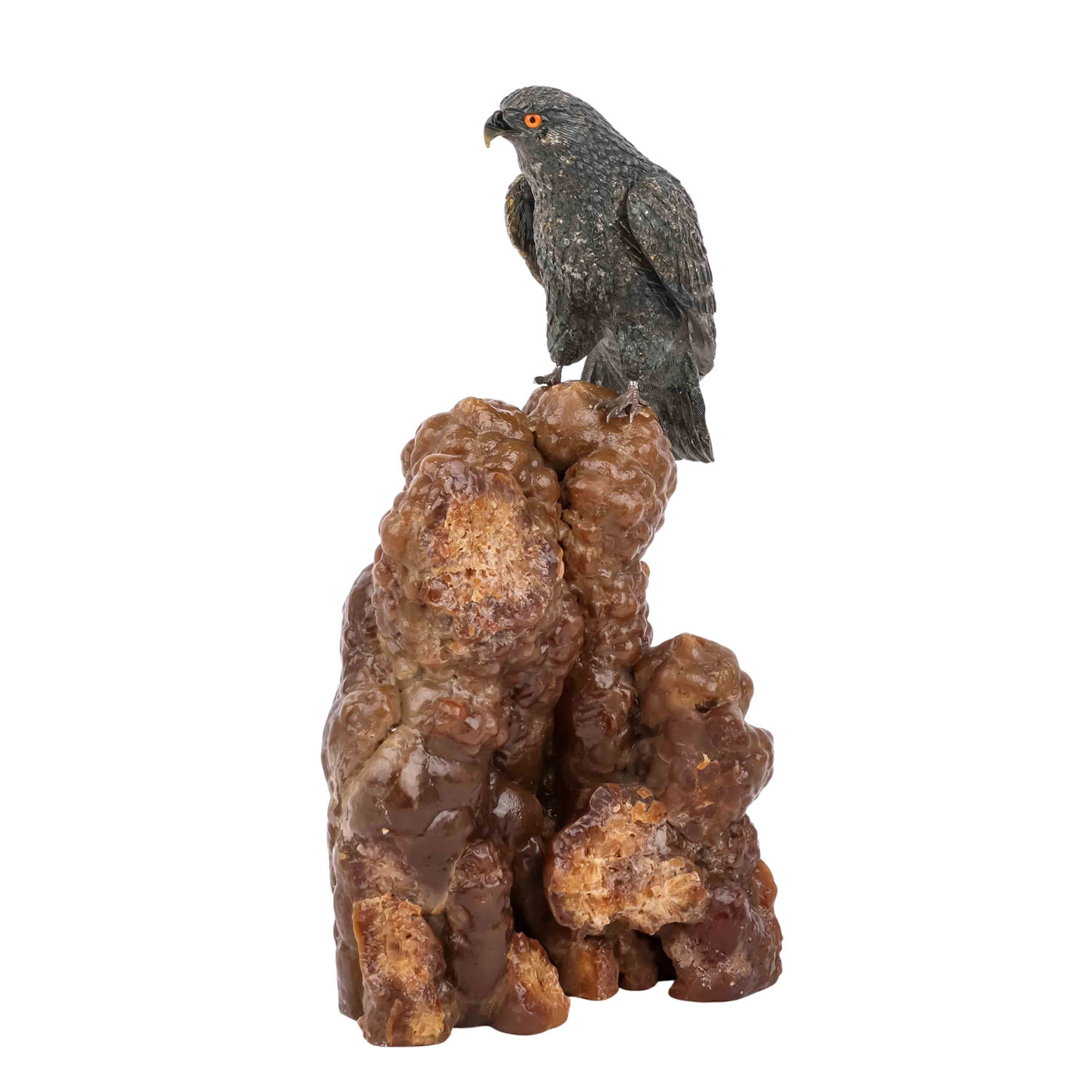 GROßE STEINFIGUR EINES HABICHTS AUF MINERALIEN-STUFE