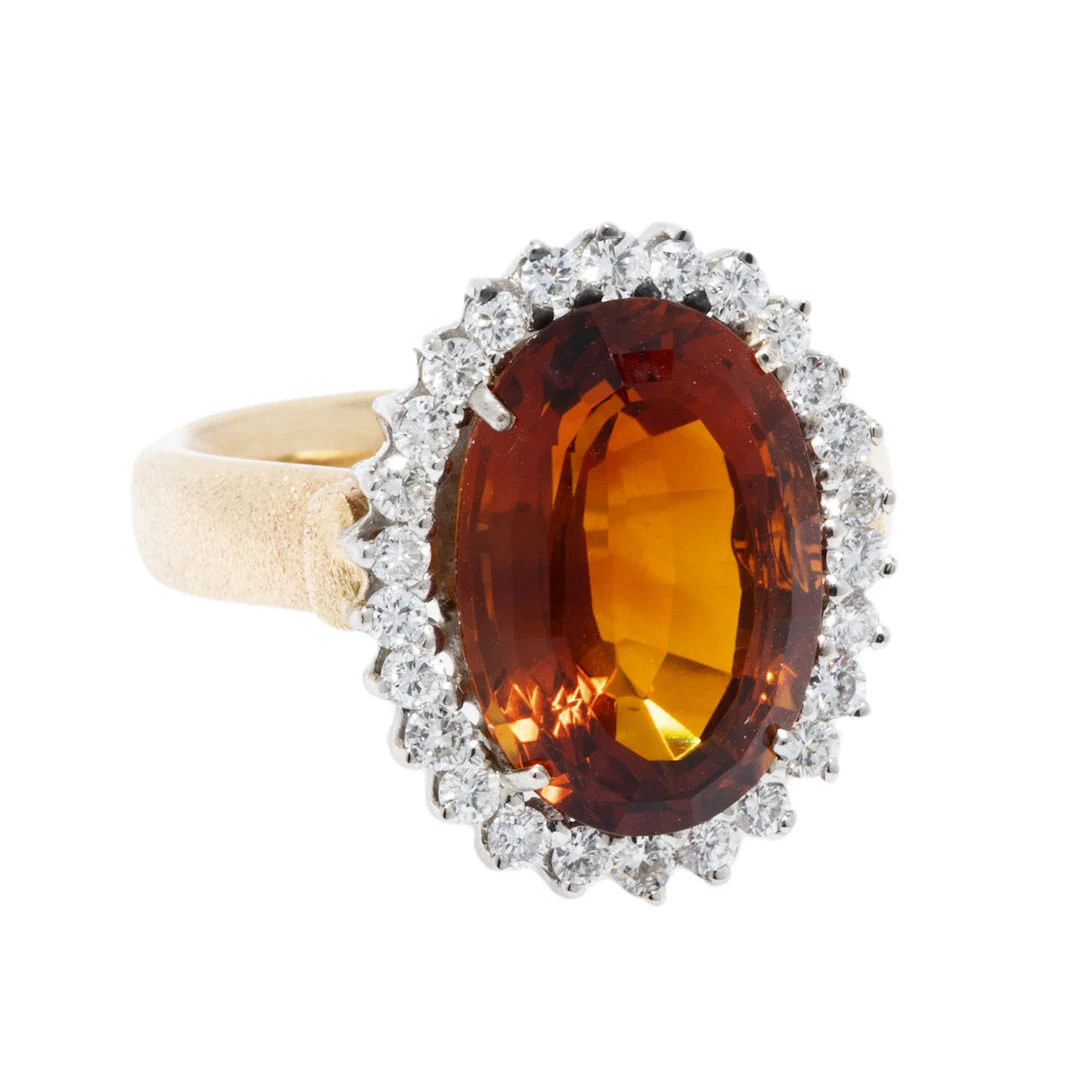 Ring mit Citrin von ca. 7,8 ct umgeben von 26 Brillanten
