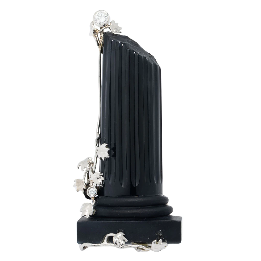 Schmuckobjekt: Säule aus Onyx graviert