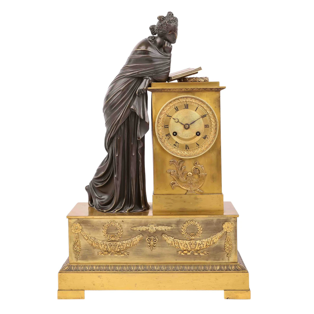 GROßE FIGURENPENDULE IM EMPIRE-STIL MIT LESENDER MUSE