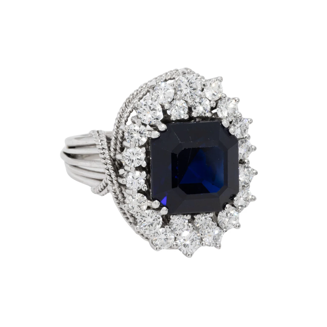 Ring mit achteckigem Saphir und Brillanten zus. ca. 1,1 ct