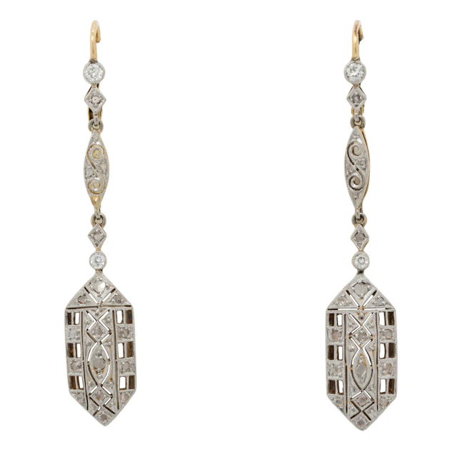 Paar Ohrhänger im Art Déco Stil mit 4 Diamanten