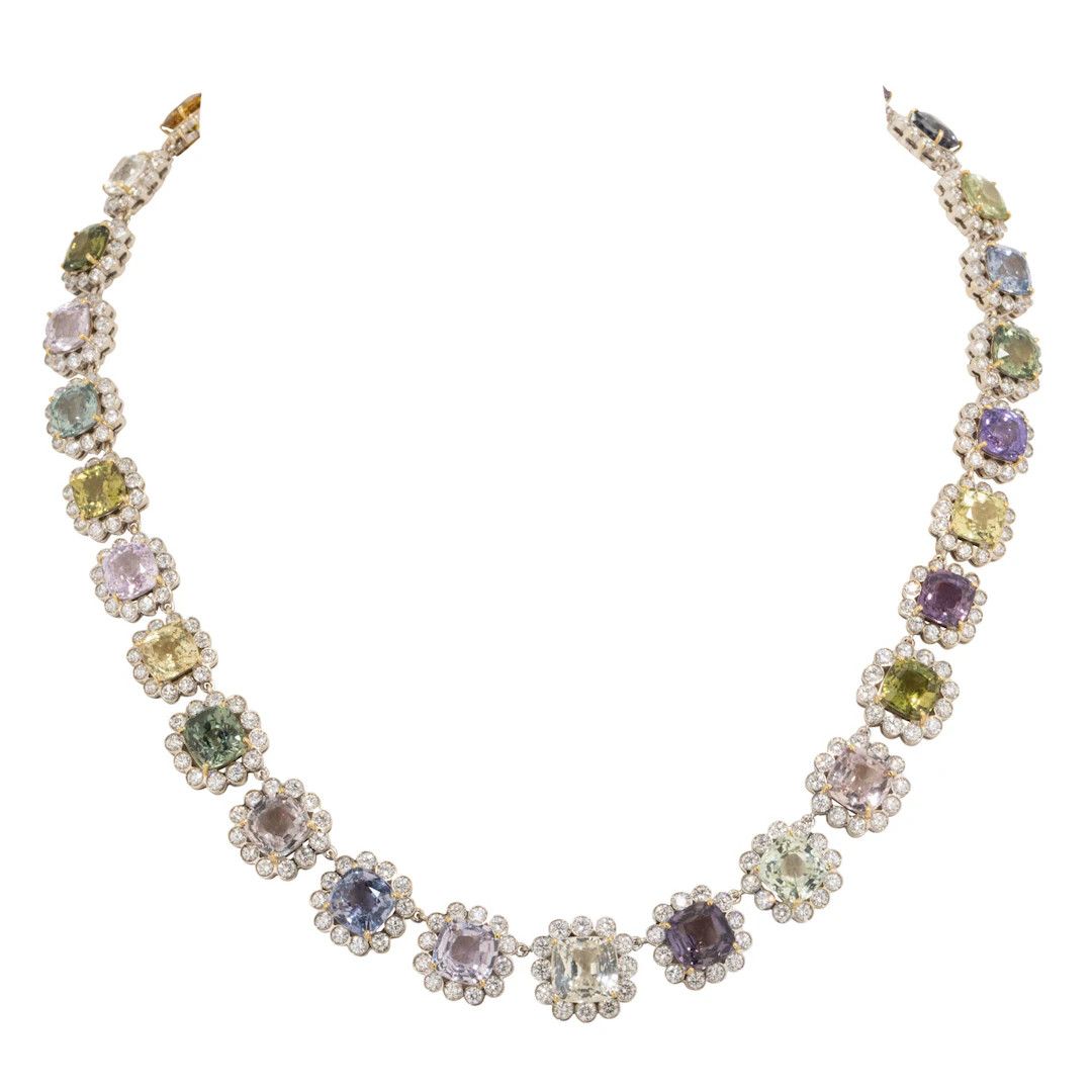 Außergewöhnliches Collier mit verschiedenfarbigen Saphiren