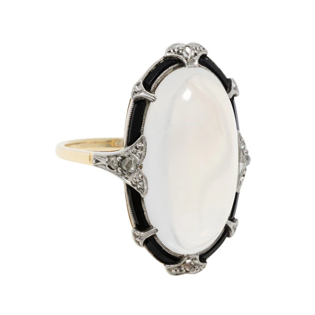 Art Déco Ring mit Mondstein umrahmt von Onyxeinlagen