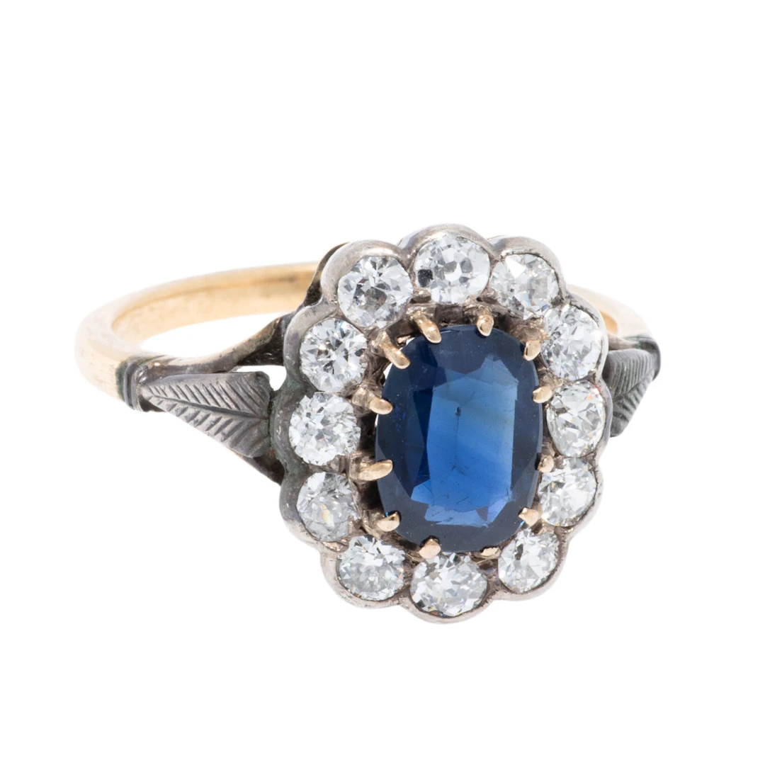 Ring mit Saphir entouriert von Altschliffdiamanten