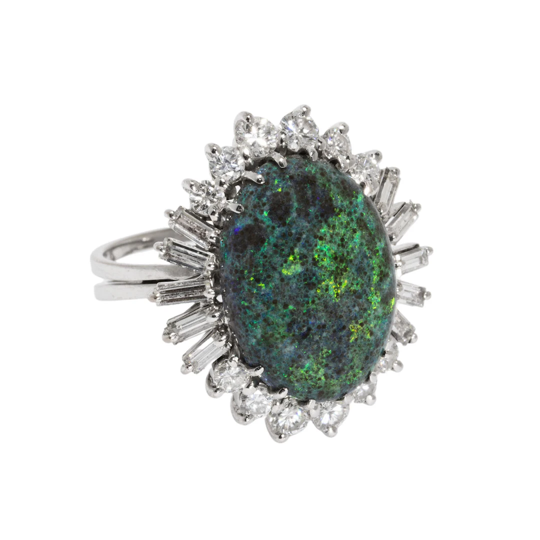 Ring mit schönem Opal entouriert von Diamanten
