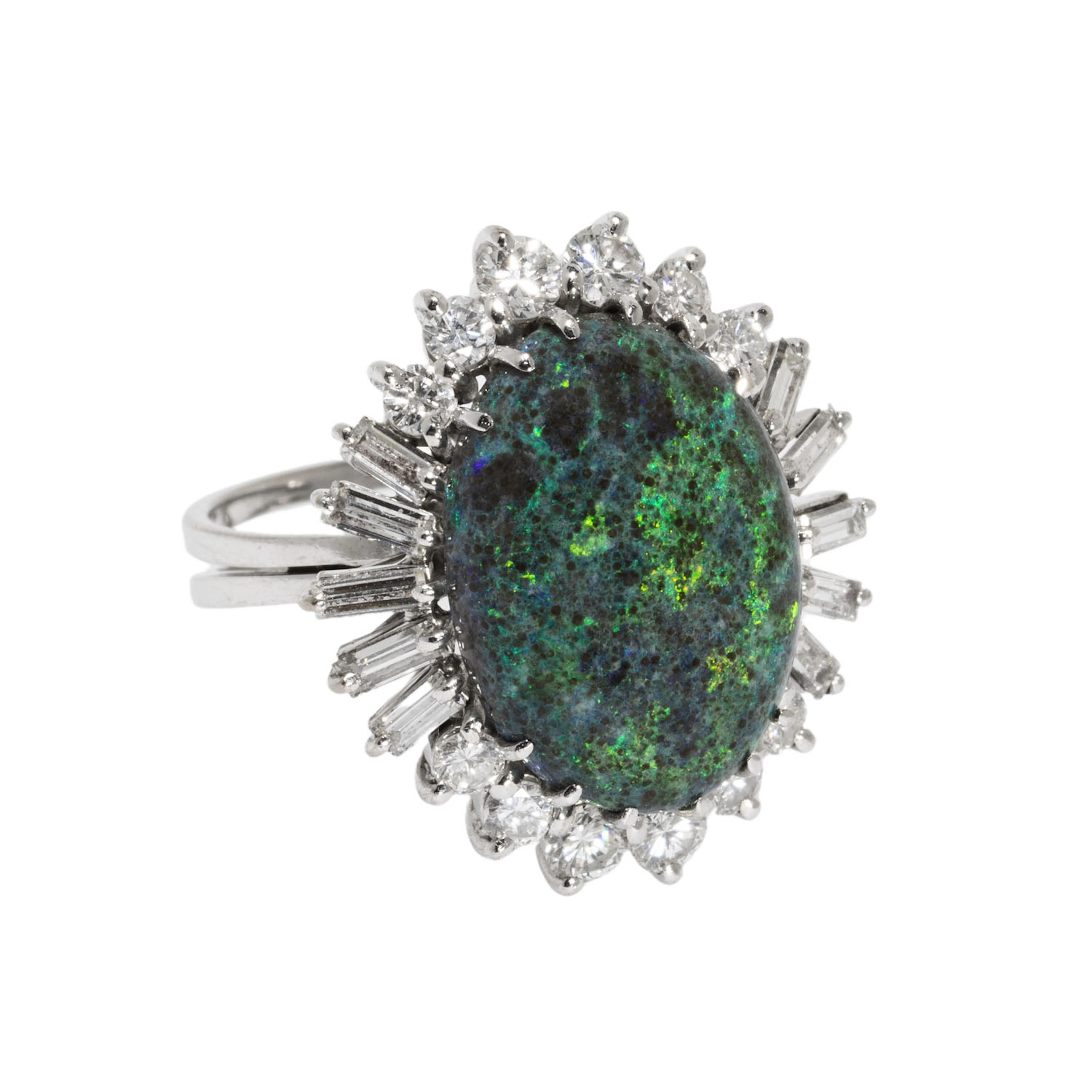 Ring mit schönem Opal entouriert von Diamanten