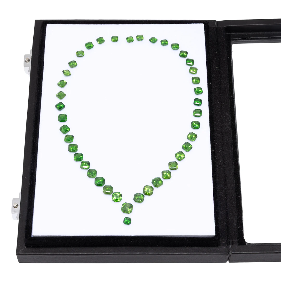 Set von 42 Demantoiden von zus. ca. 48 ct