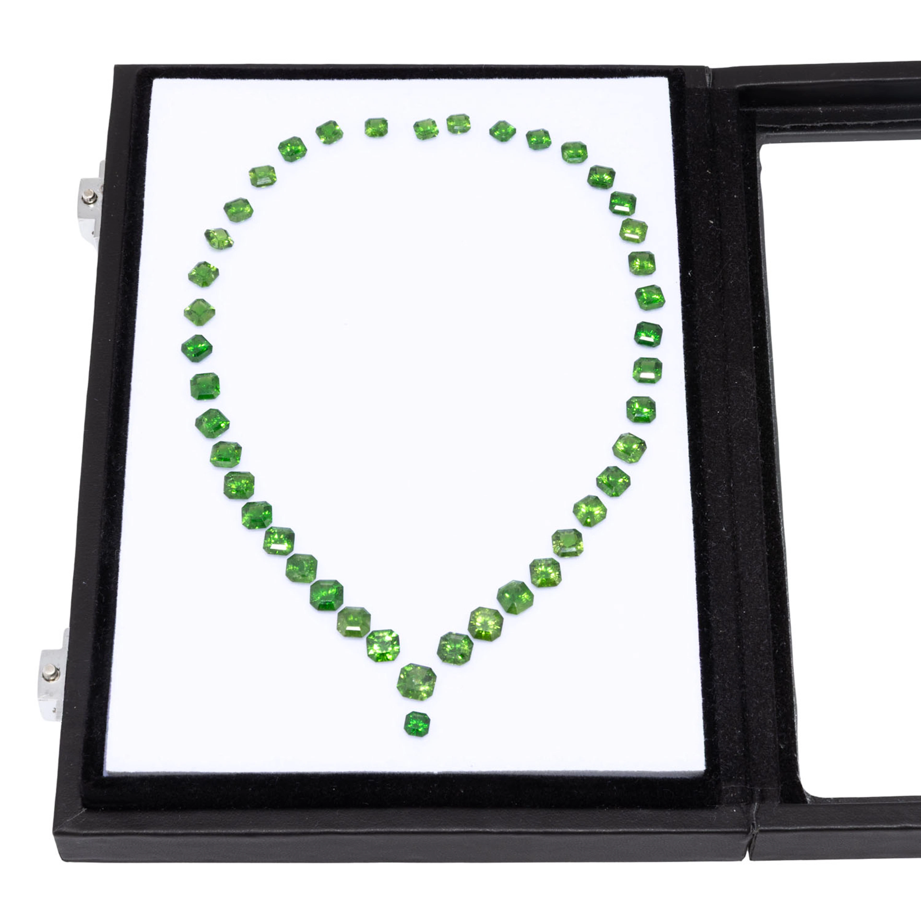 Set von 42 Demantoiden von zus. ca. 48 ct