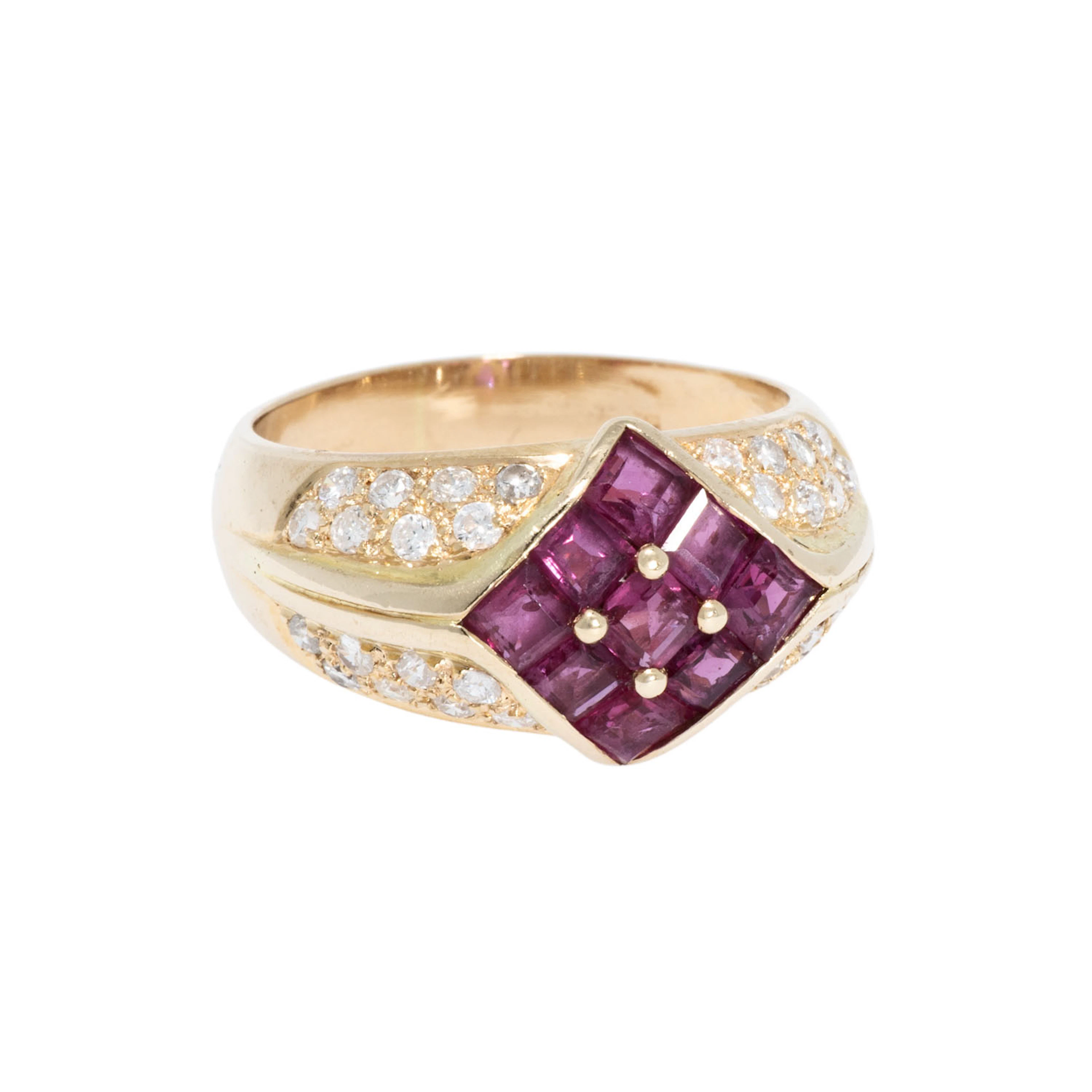 Ring mit 9 Rubinen und 32 Diamanten
