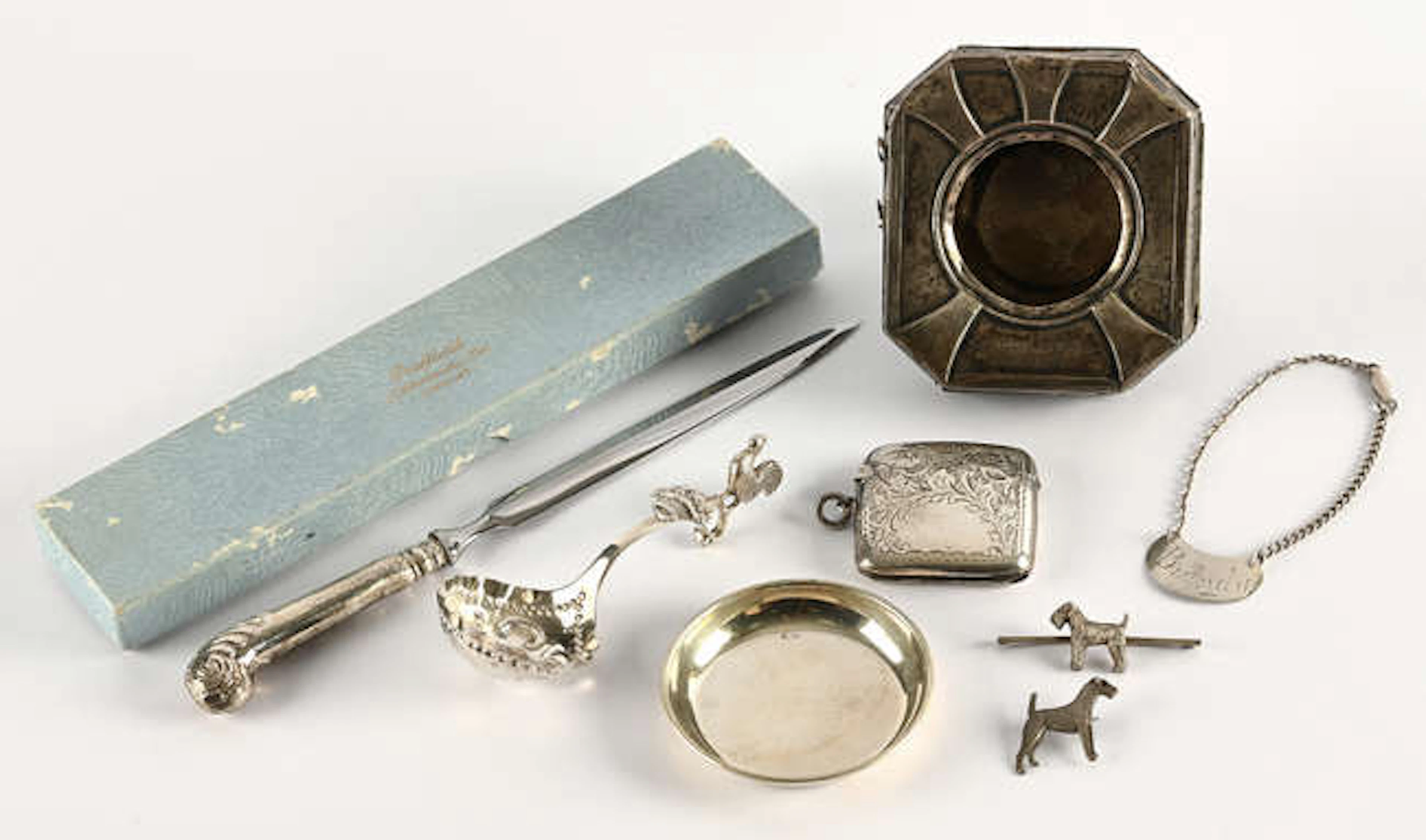 Mixed lot of small silver items to include, a foliate engraved vesta