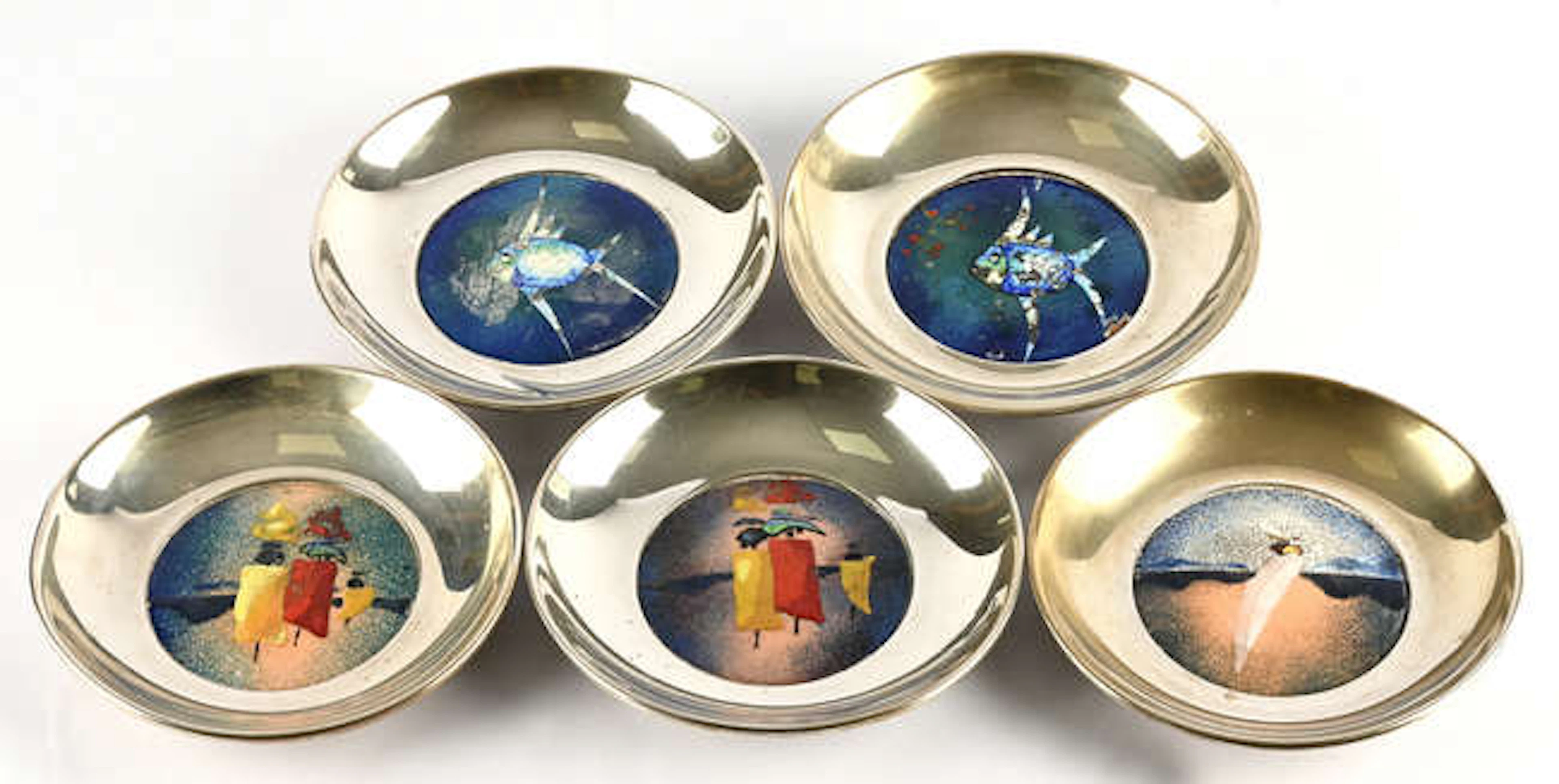Five Italian 800 standard shallow dishes the centers with enameled