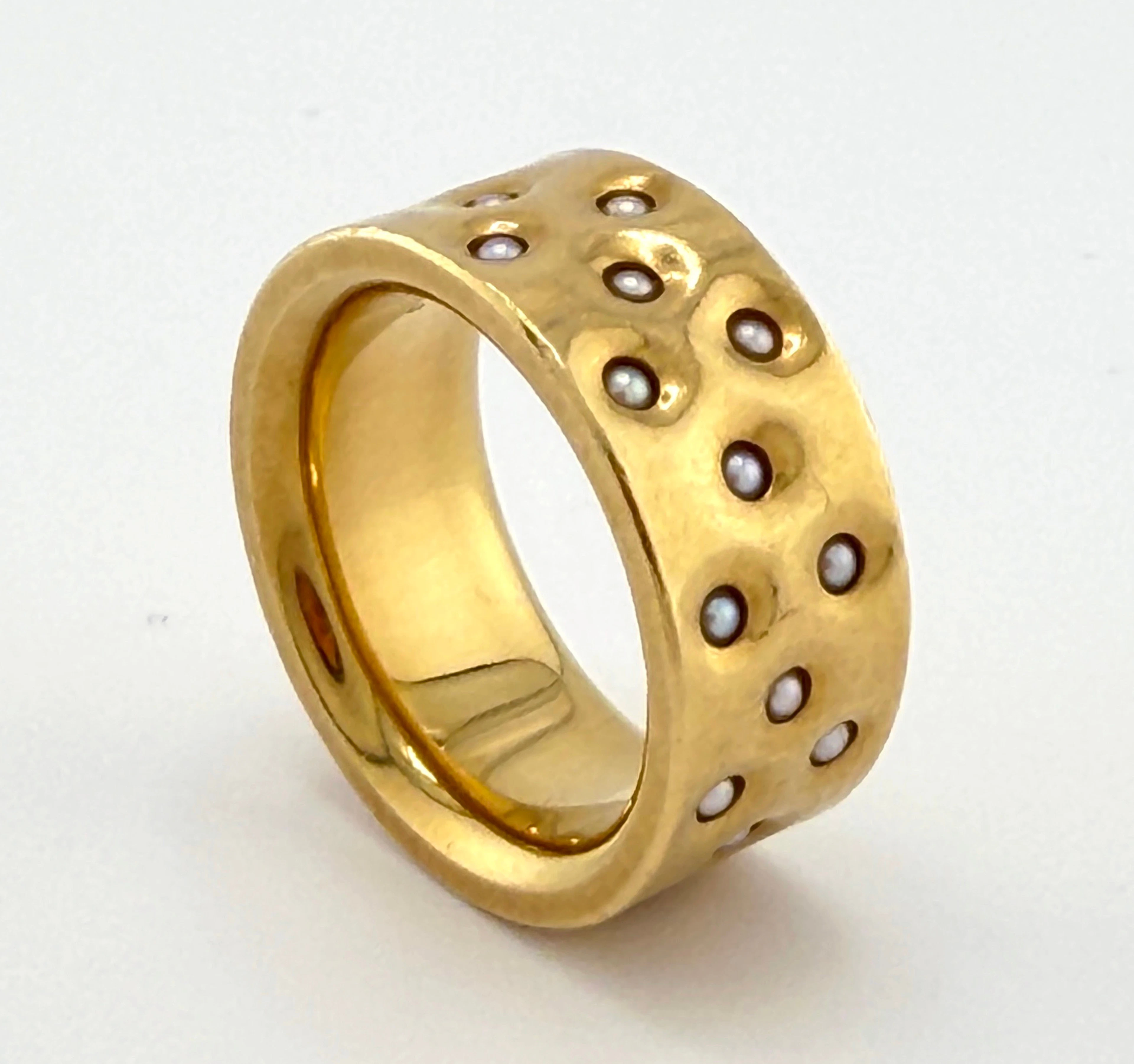 Ring mit Perlen.