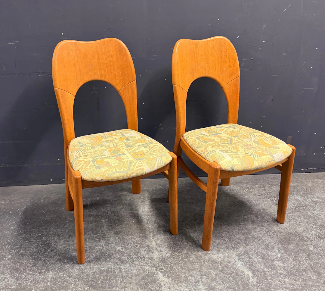2 Stühle.