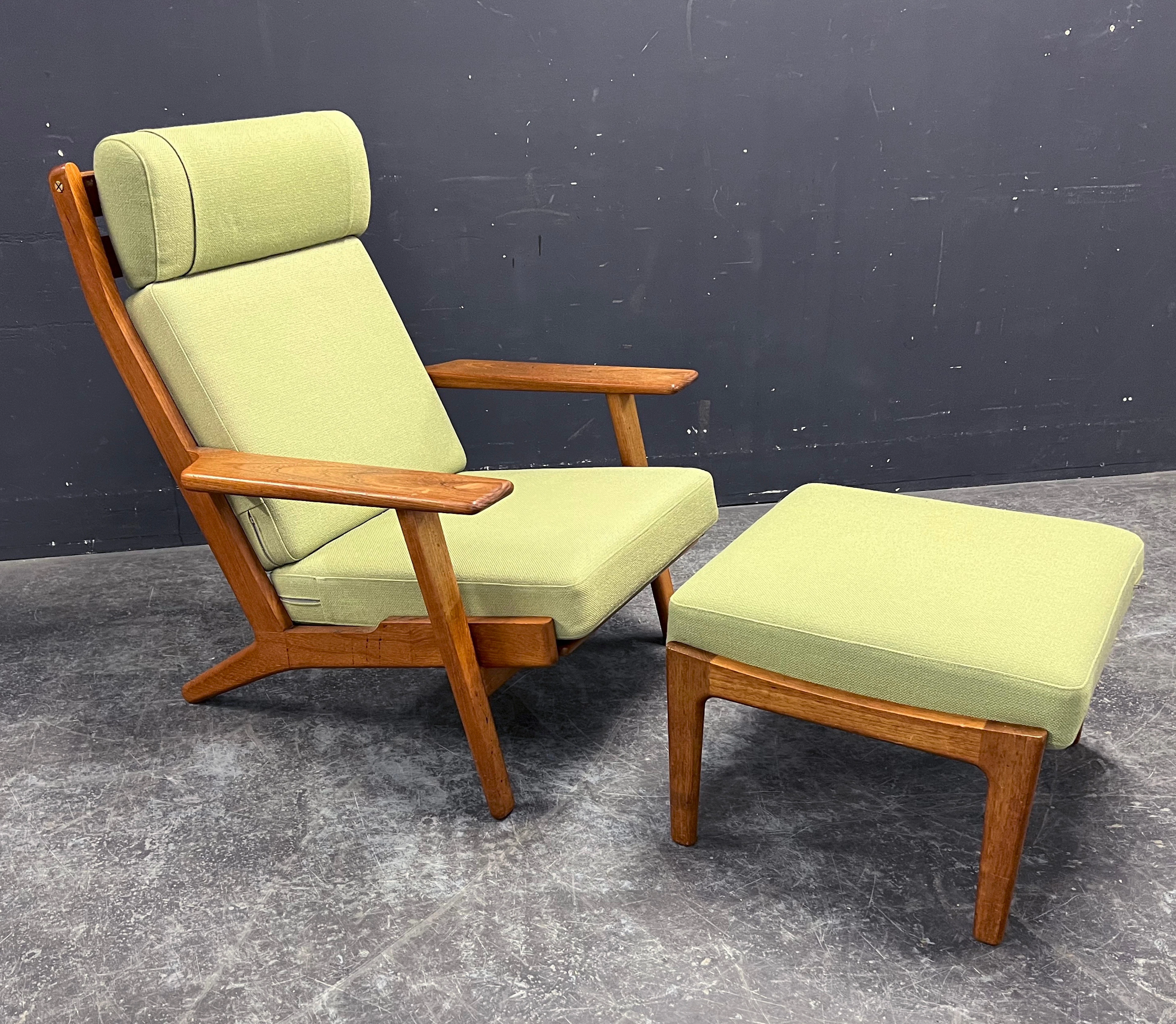 HANS J. WEGNER. Getama GE 290A Sessel + Hocker.