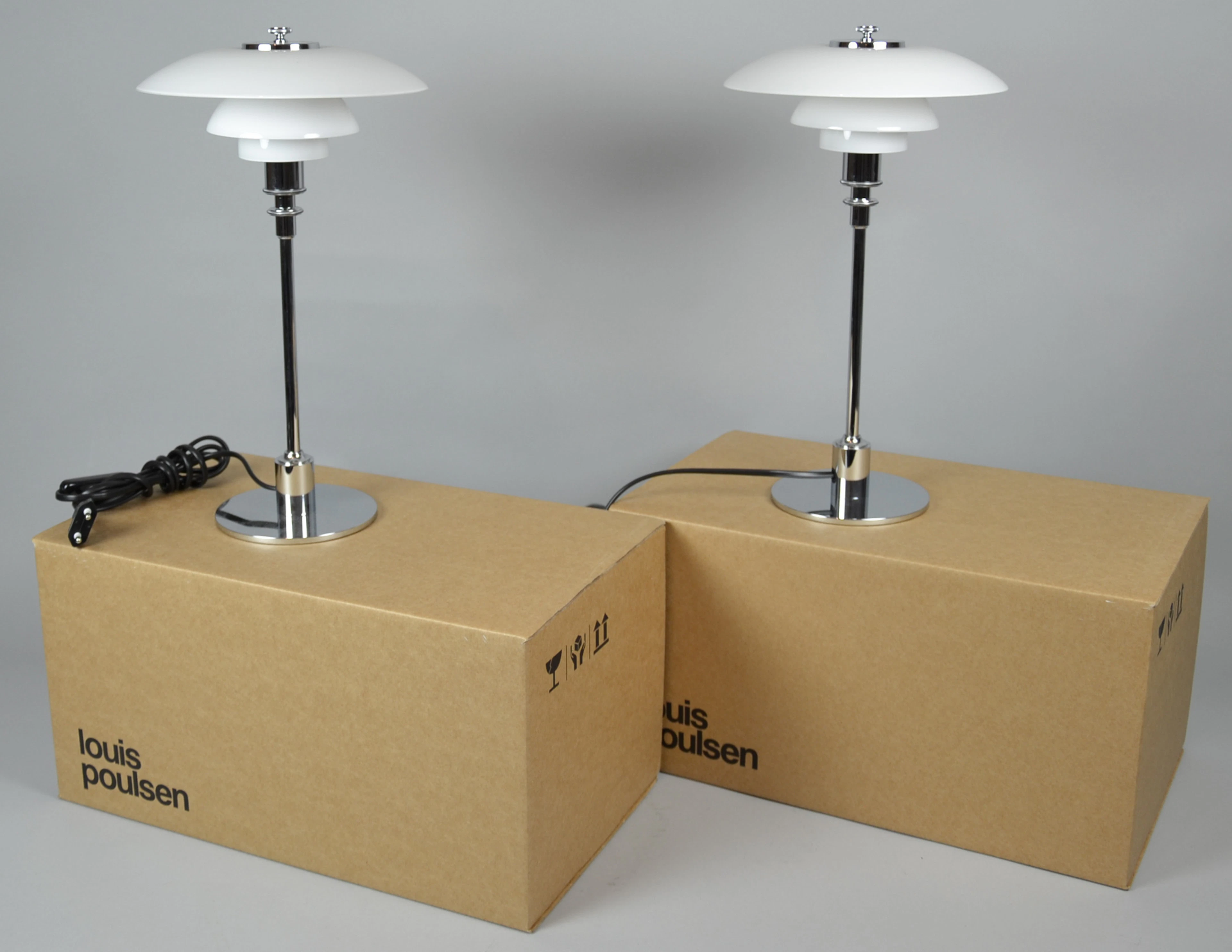 POUL HENNINGSEN. 2 x PH 2/1 TISCHLAMPEN.