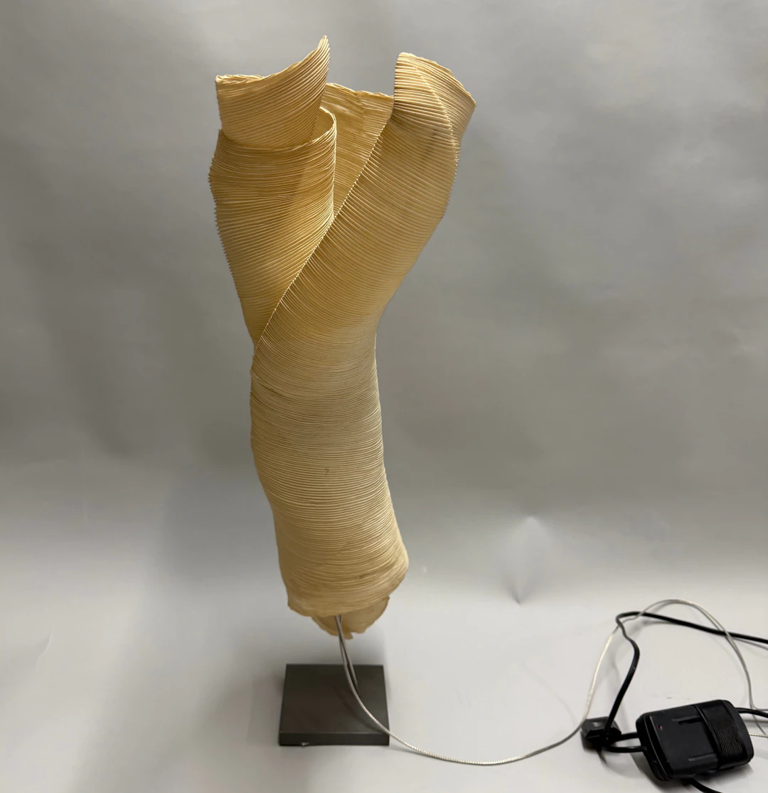 DAGMAR MOMBACH & INGO MAURER. Ysmen Tischlampe.