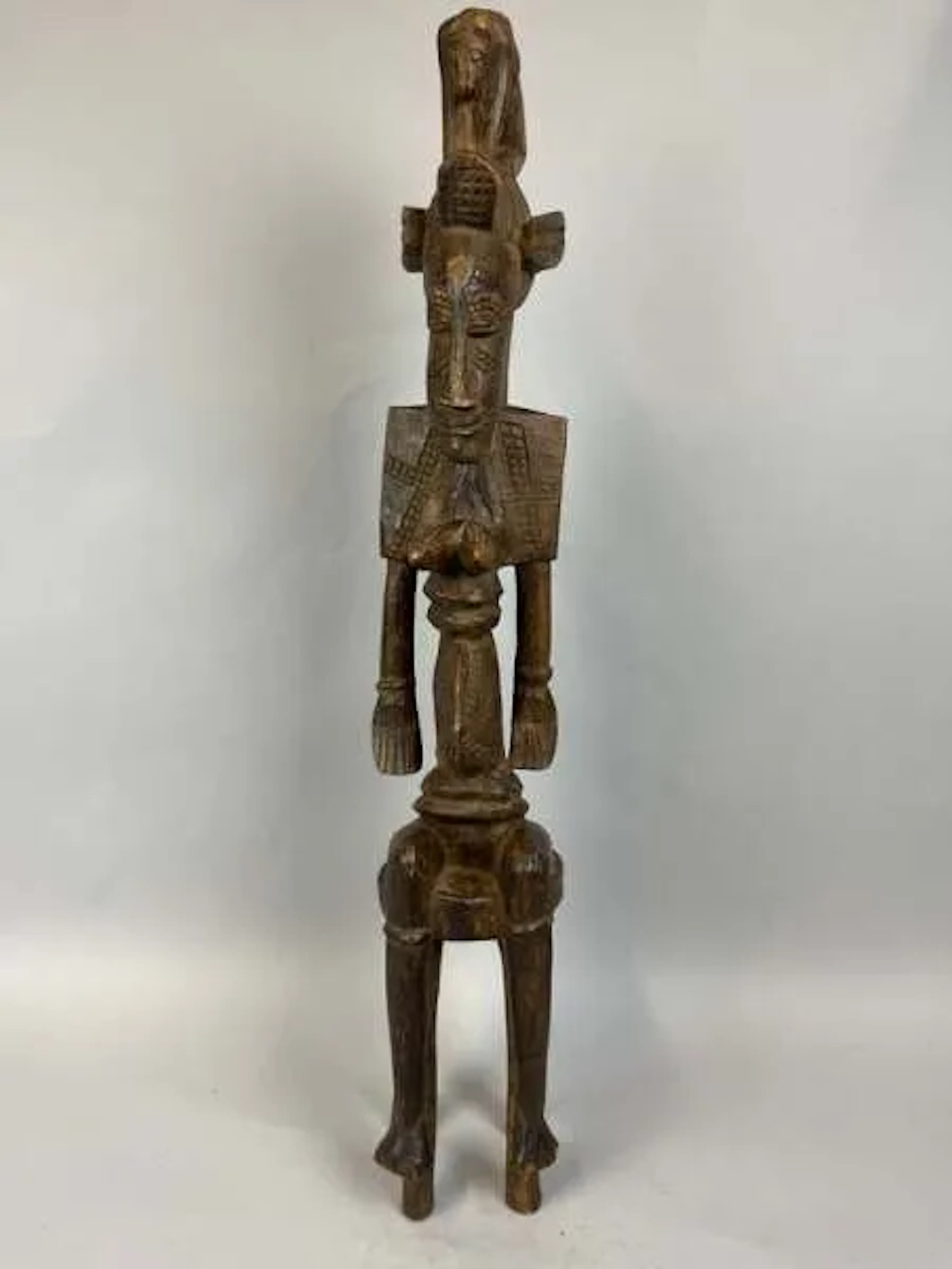 Seated female statue carved from wood with a dark patina, we - Lot 240