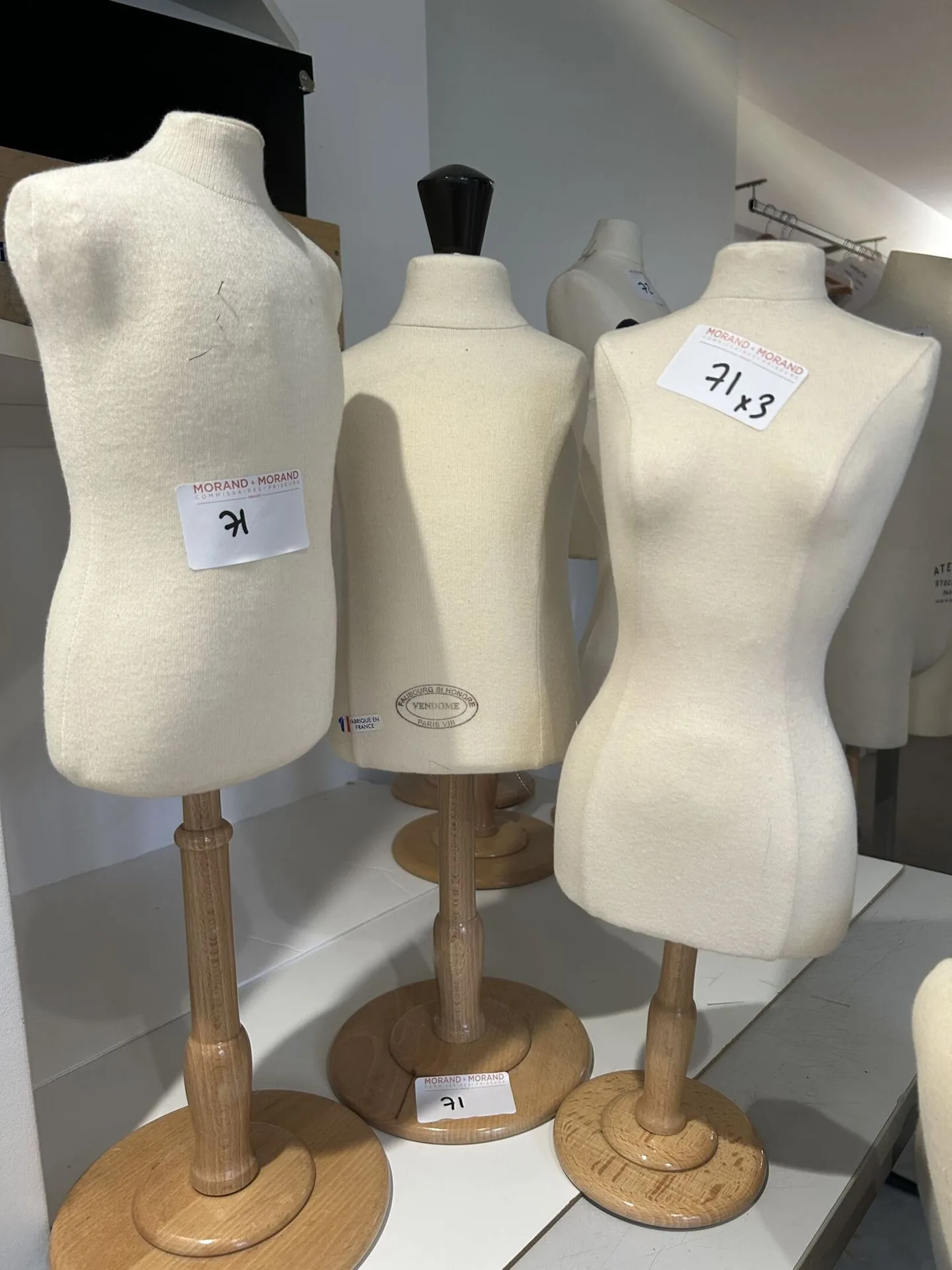 Réunion de 3 mini mannequins sur pied bois, dont 1 VENDOME e - Lot 71