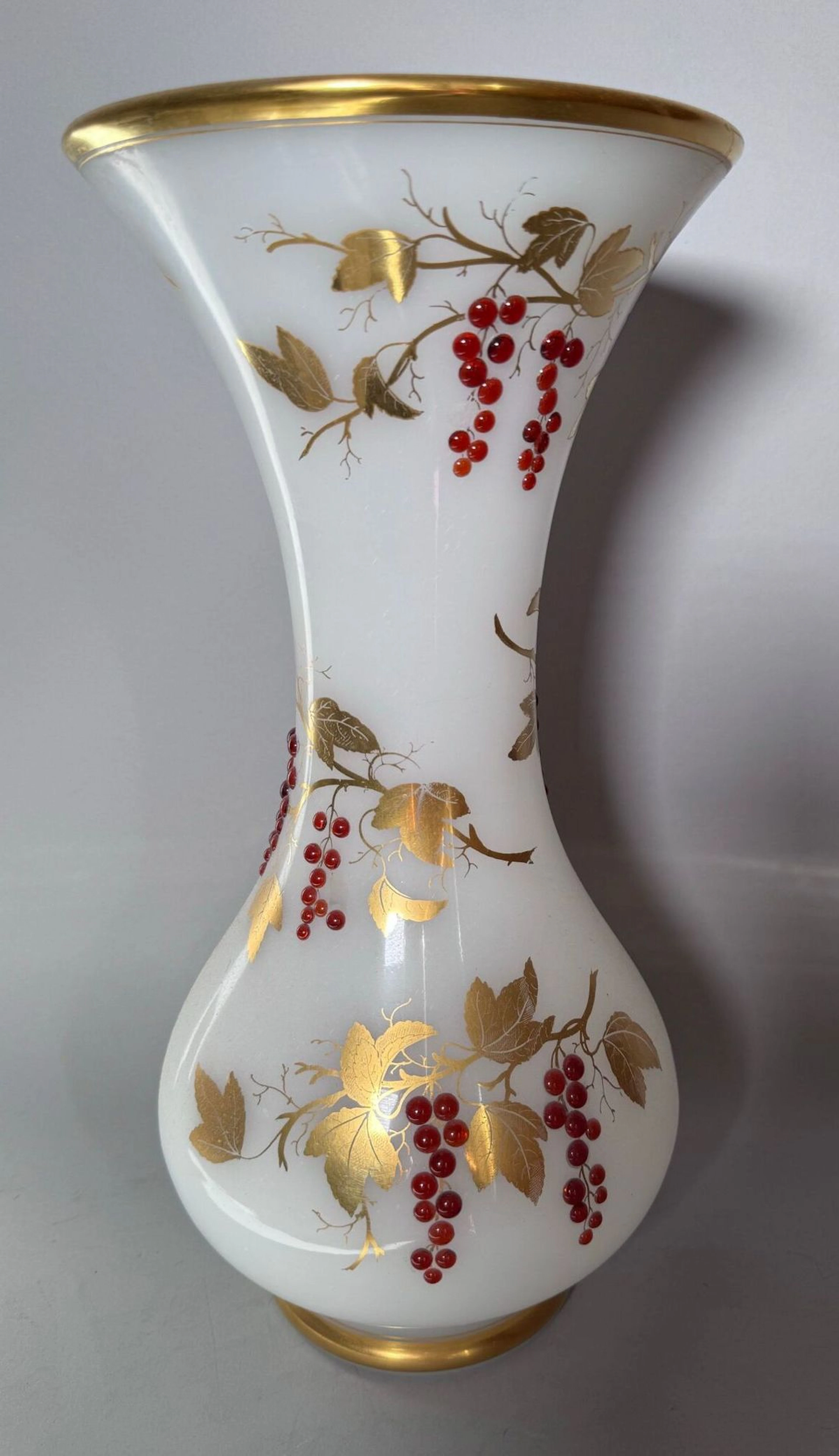 White opaline baluster vase decorated with gold foliage and - Lot 200