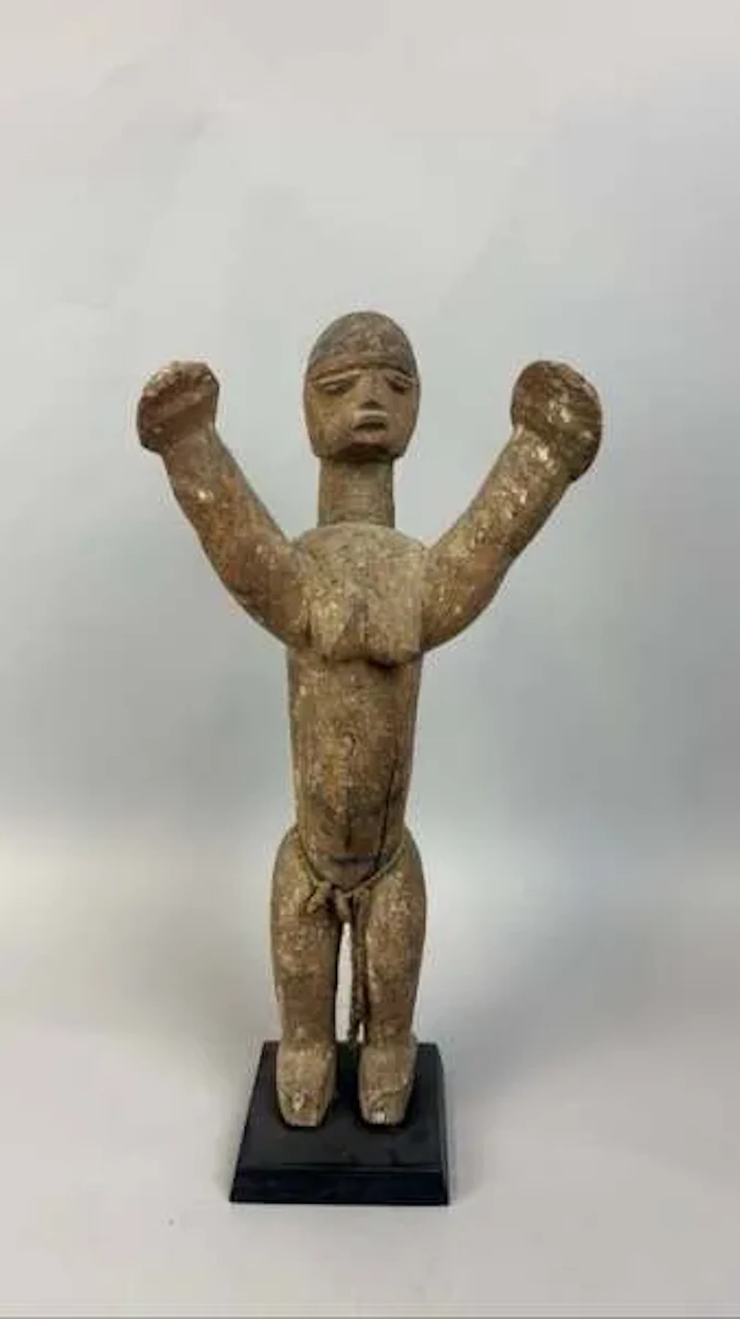 A pair of Lobi-style carved wooden figures with a dried and - Lot 227