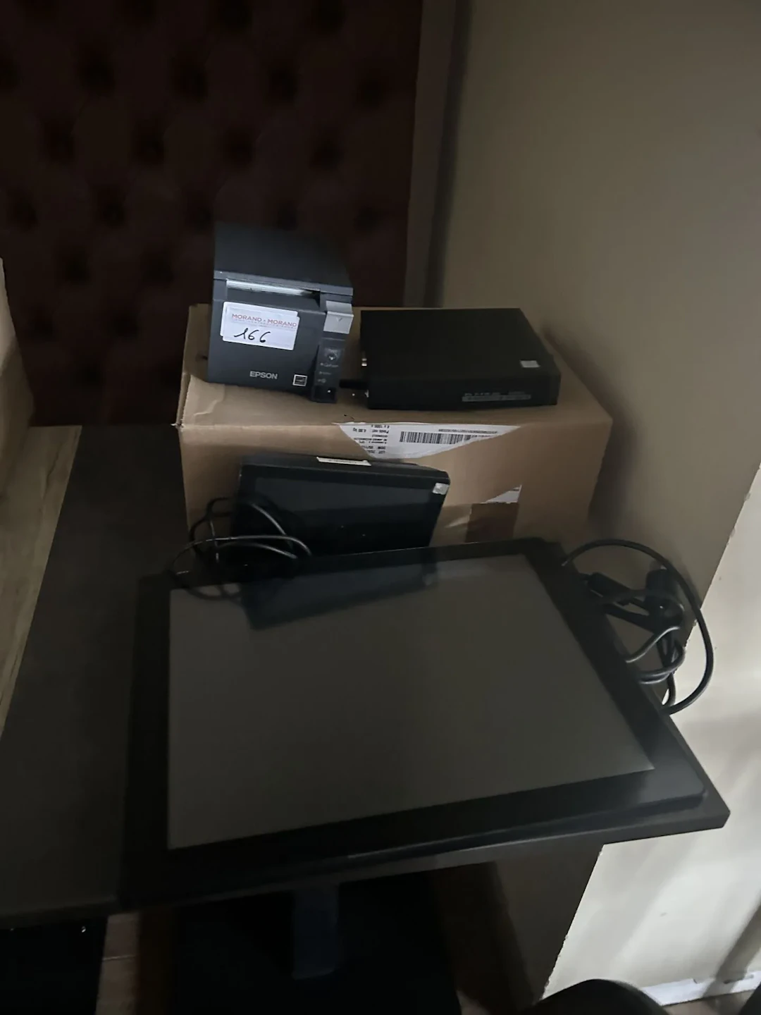 Lot suivi de commande & caisse comprenant : - Lot 166