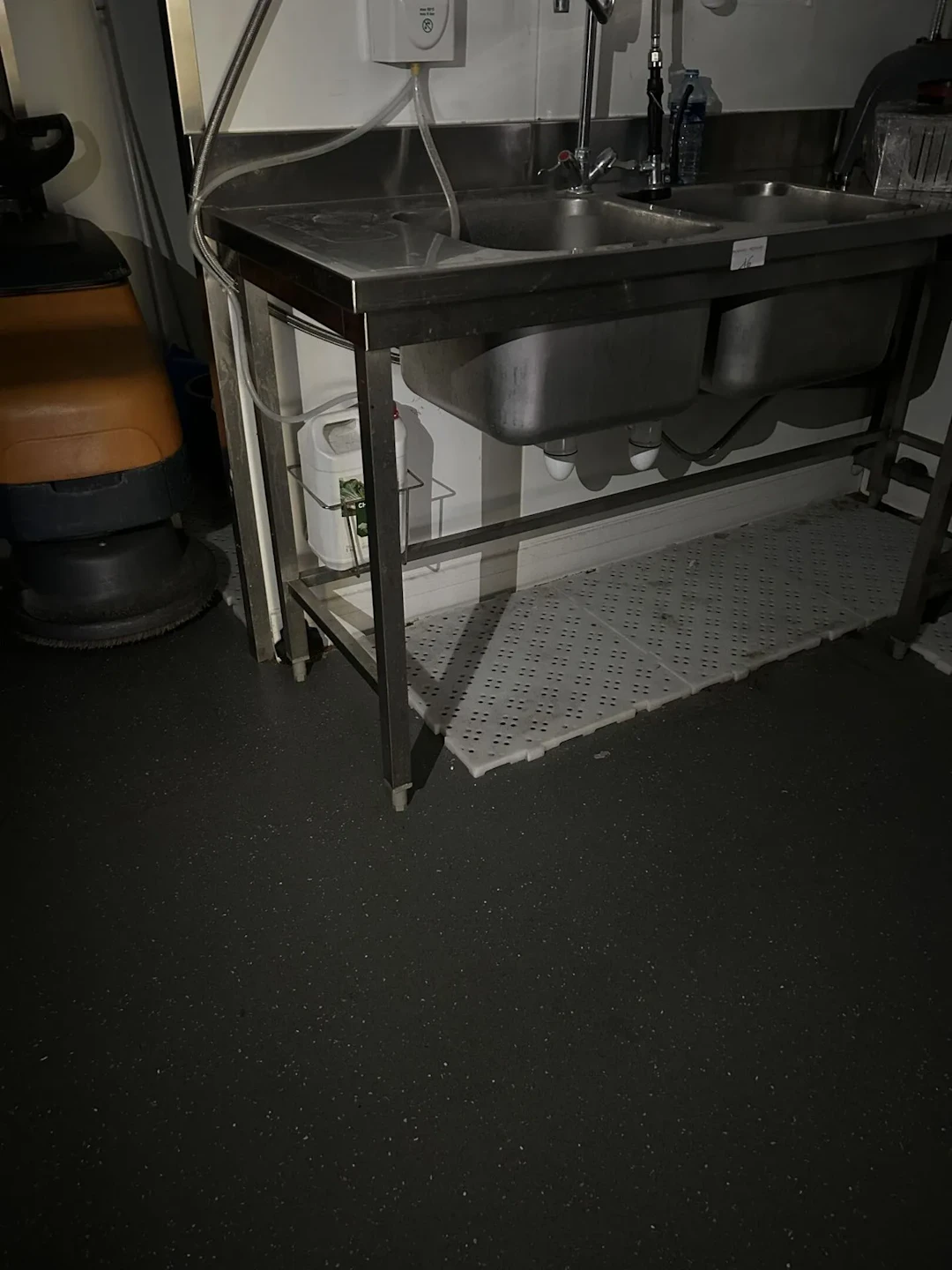 1 plonge inox 2 bacs - robinet mélangeur et douchette et ret - Lot 146