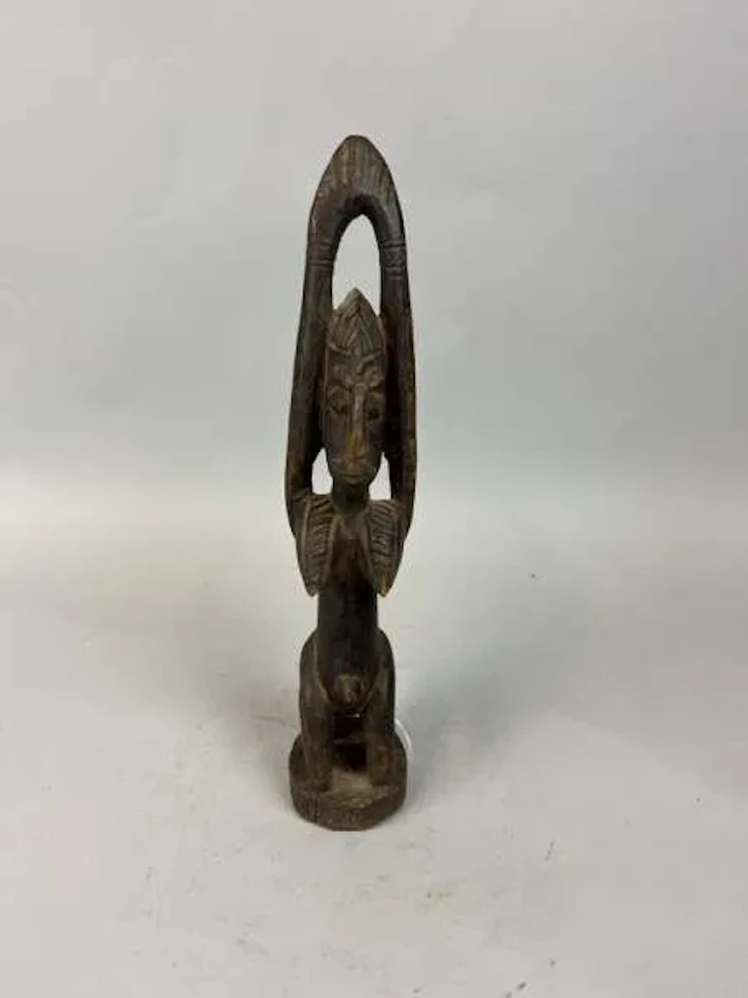 Anthropomorphic carved wooden statue with a dark patina, dep - Lot 214