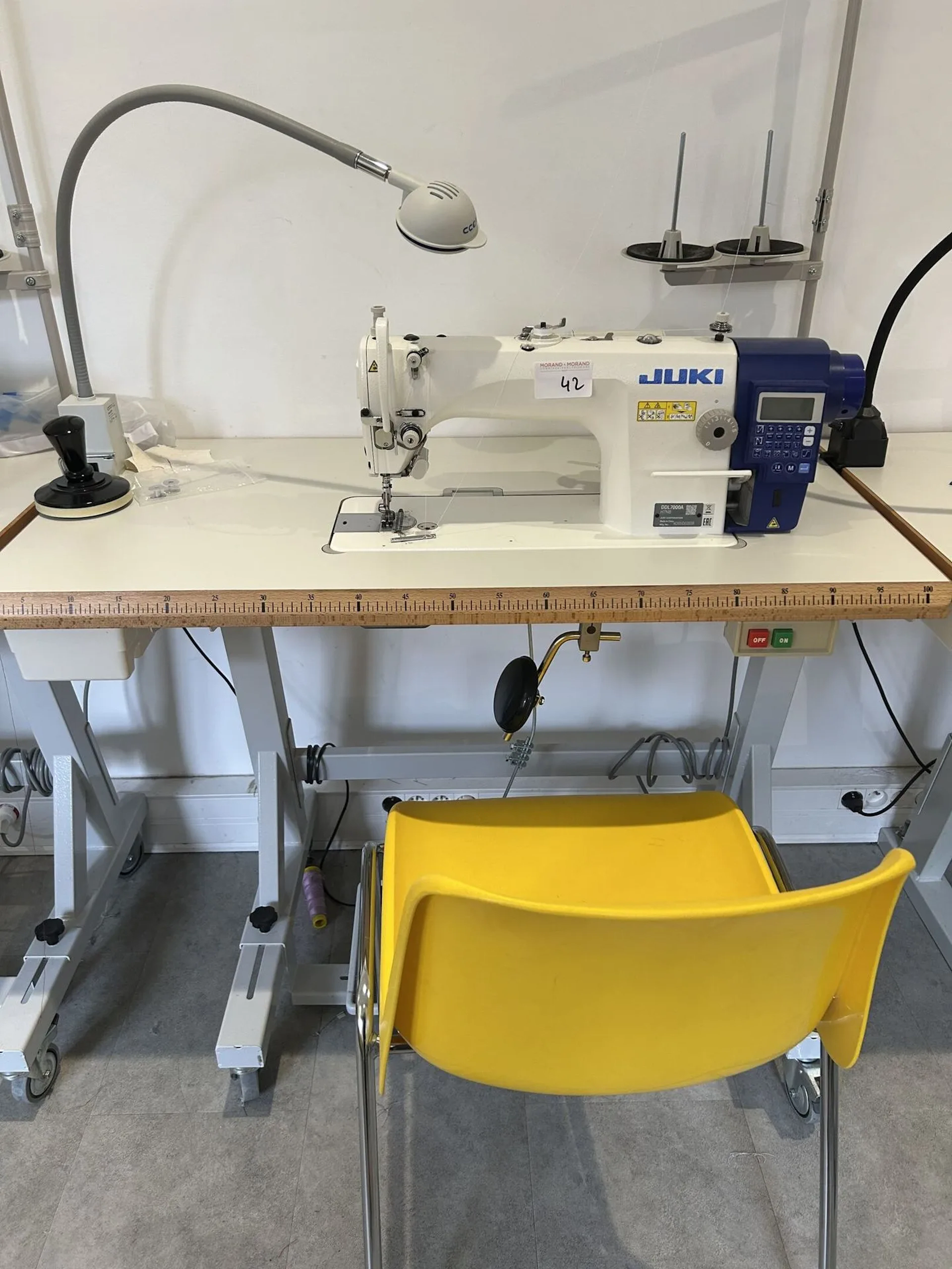 1 machine à coudre JUKI modèle DDL7000A, sur table professio - Lot 42