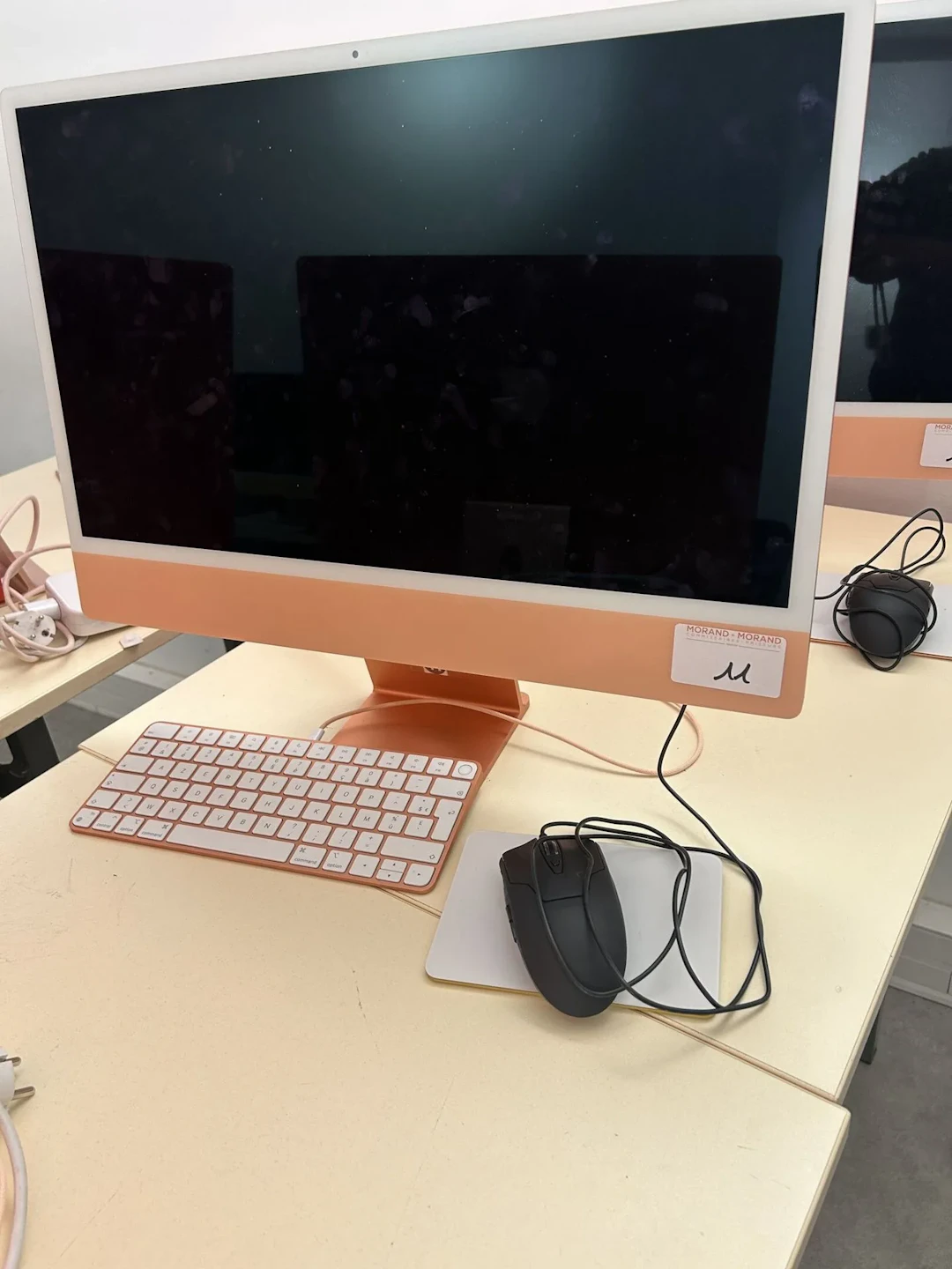 1 iMac modèle A2873, numéro de série FYLJYPFQDV - Lot 11