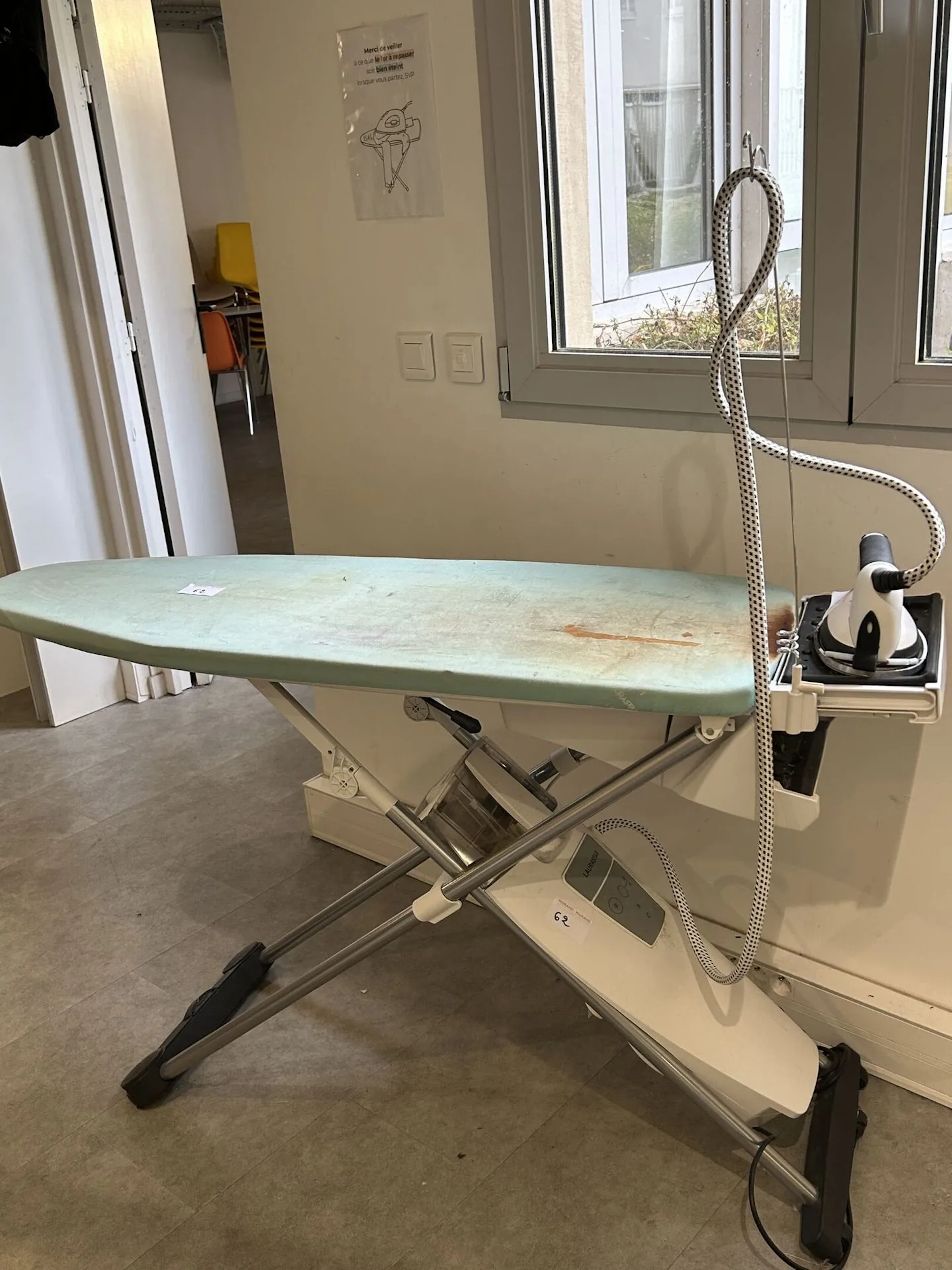1 table à repasser vapeur professionnelle LAURA STAR - Lot 62